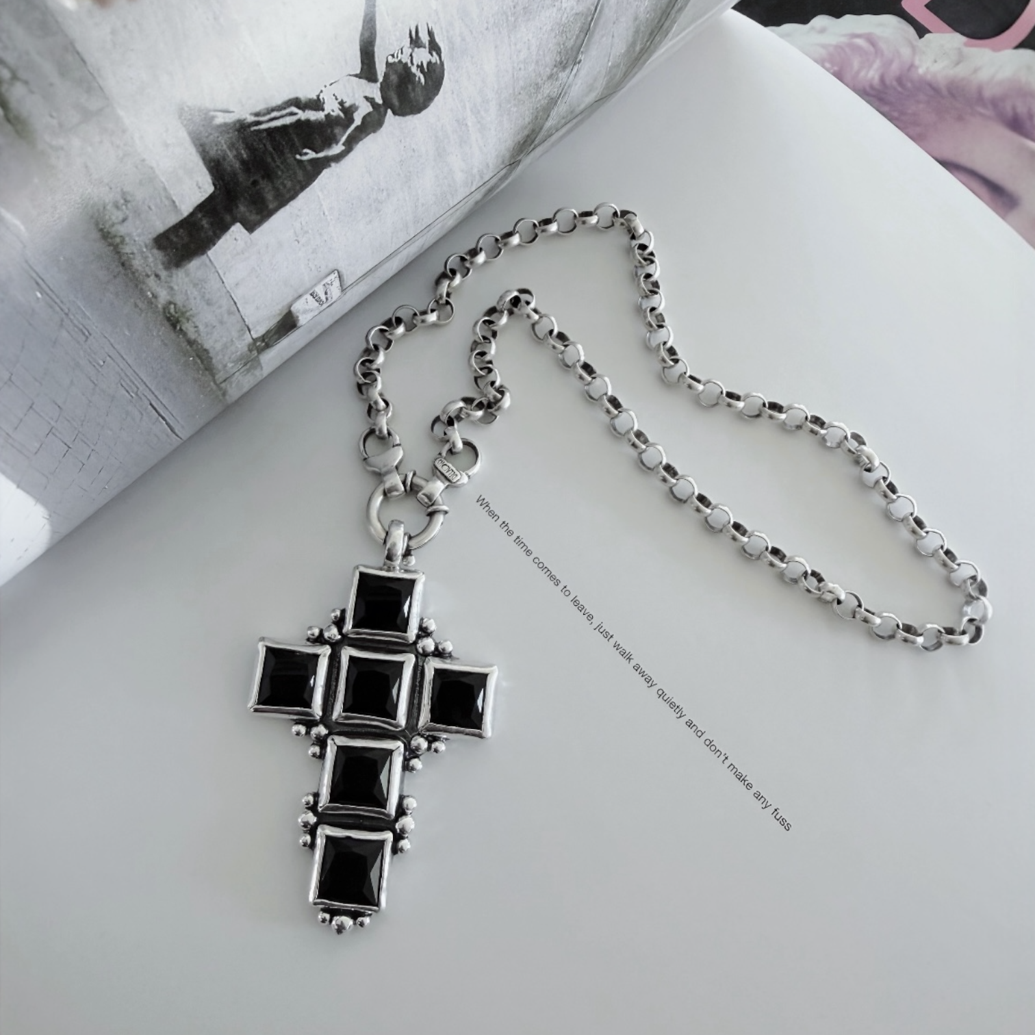 Colgante Cruz Reina Negra