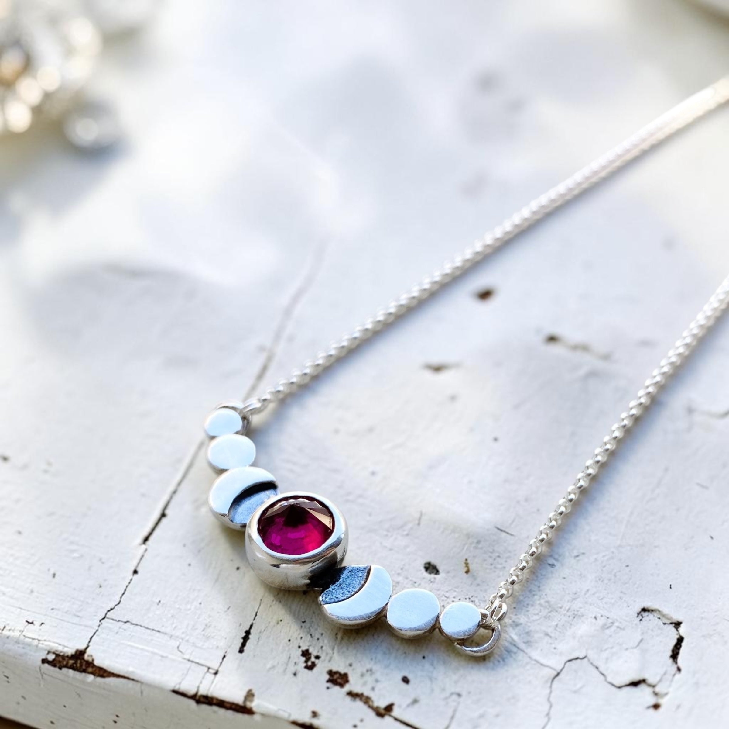 Collar Fases Very Moon Rubi