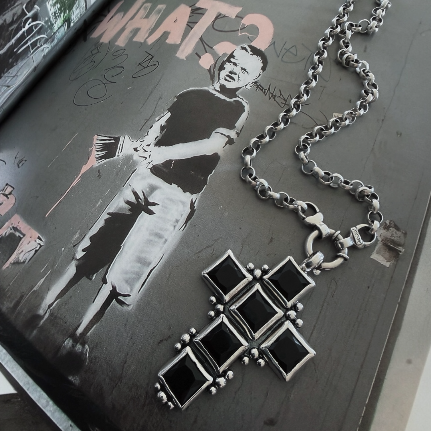 Colgante Cruz Reina Negra