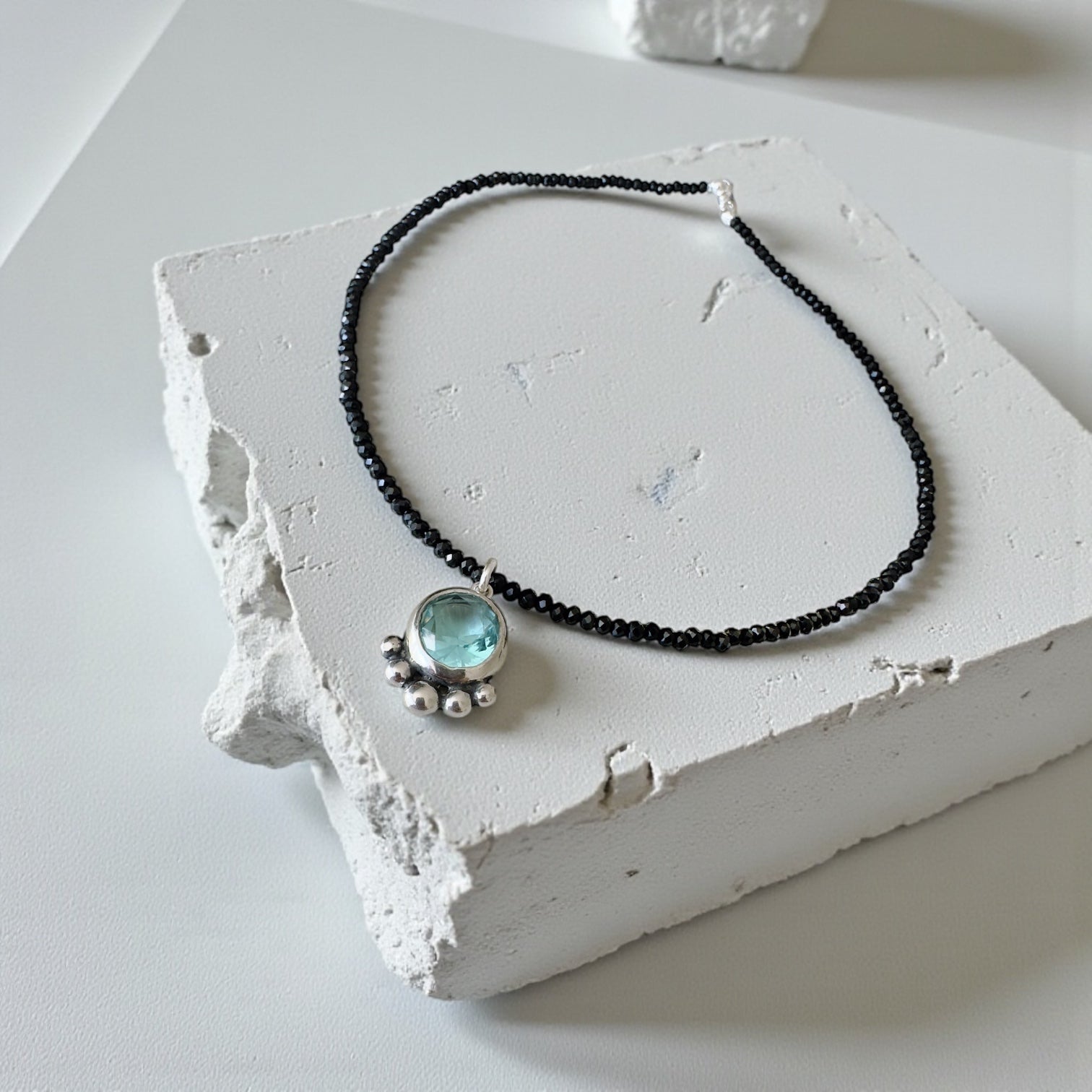 Collar Punto Mágico Luz Marina