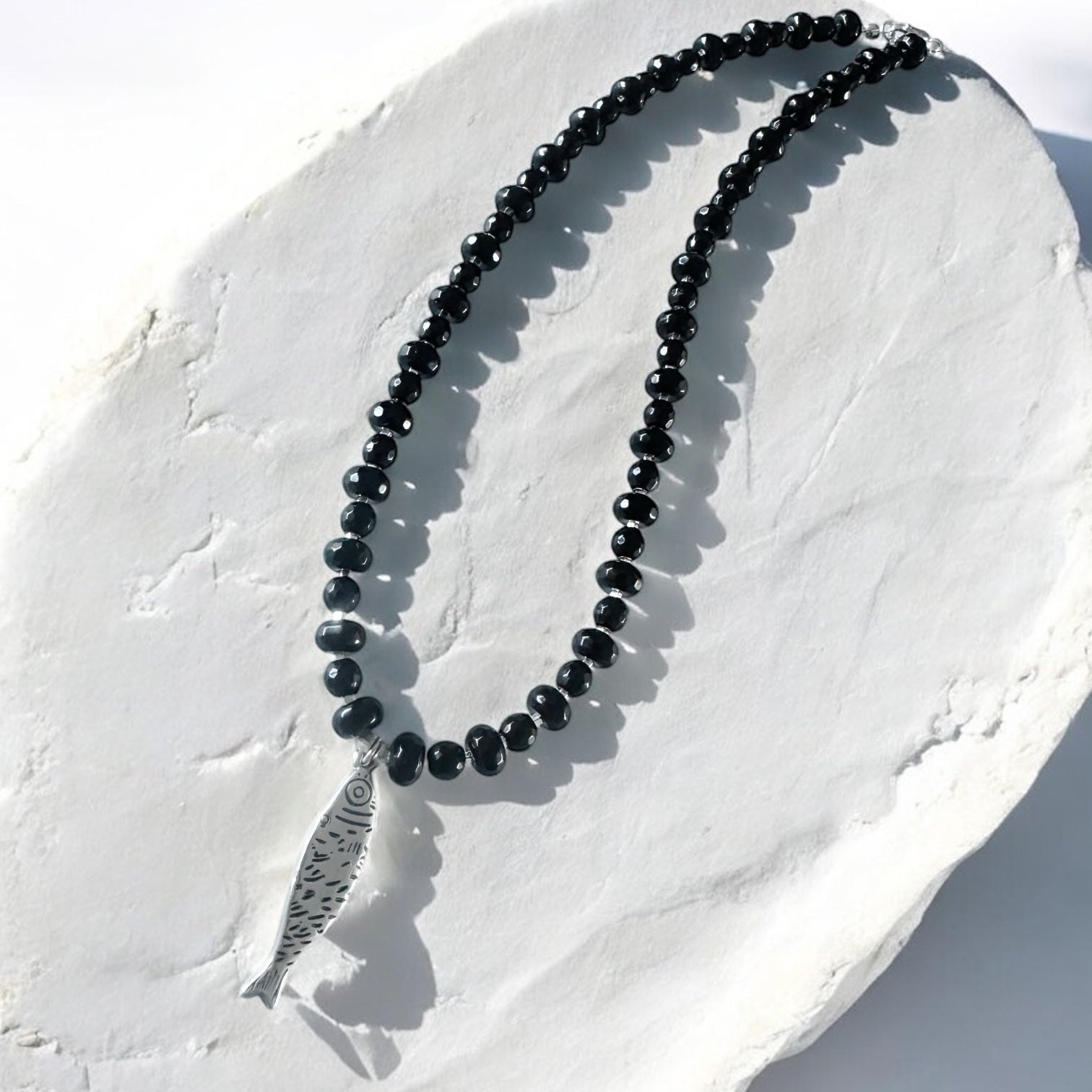 Collar “The Fish Charm & Onix”