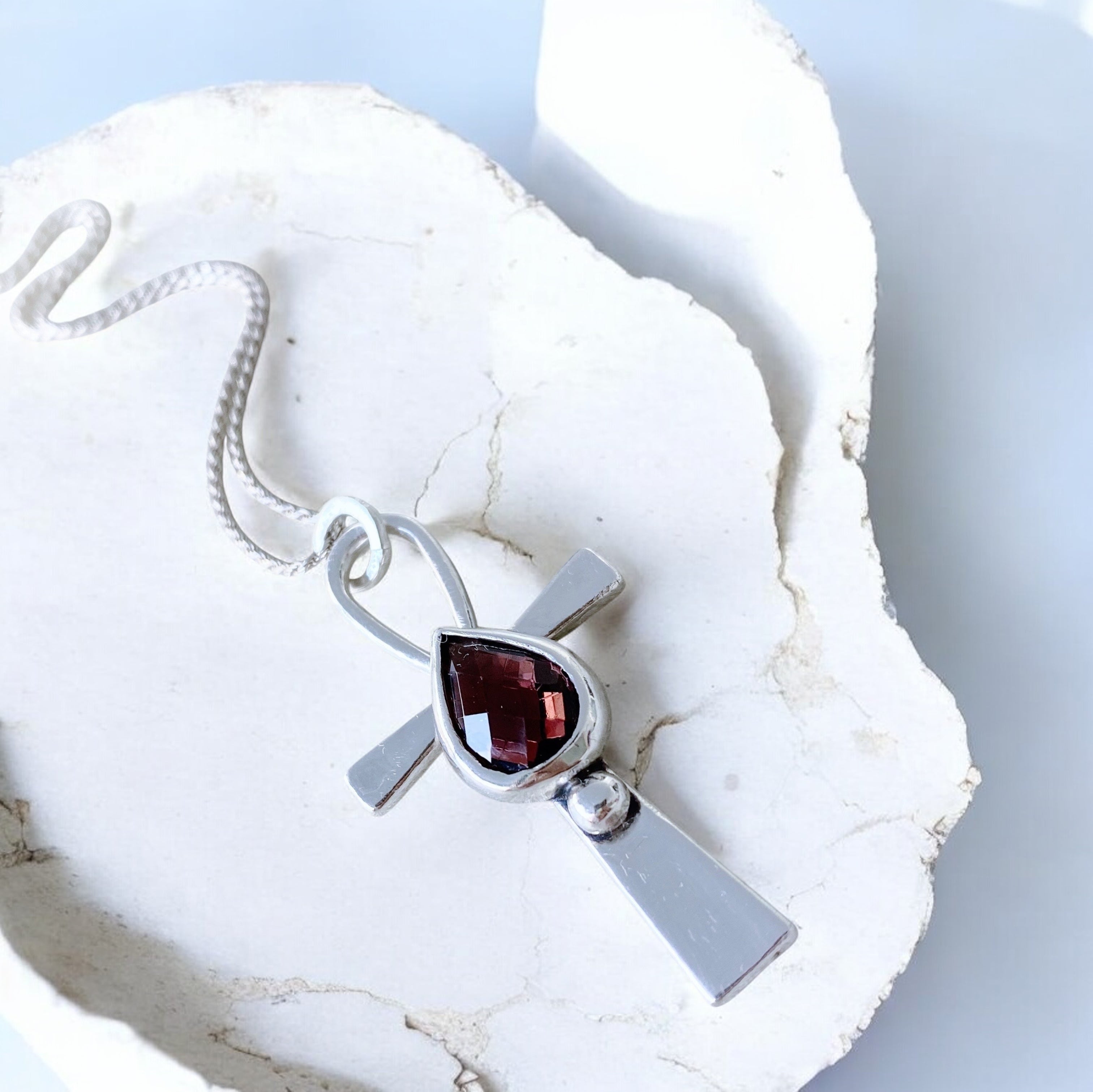 Colgante Cruz Ankh Gota- Varias Piedras