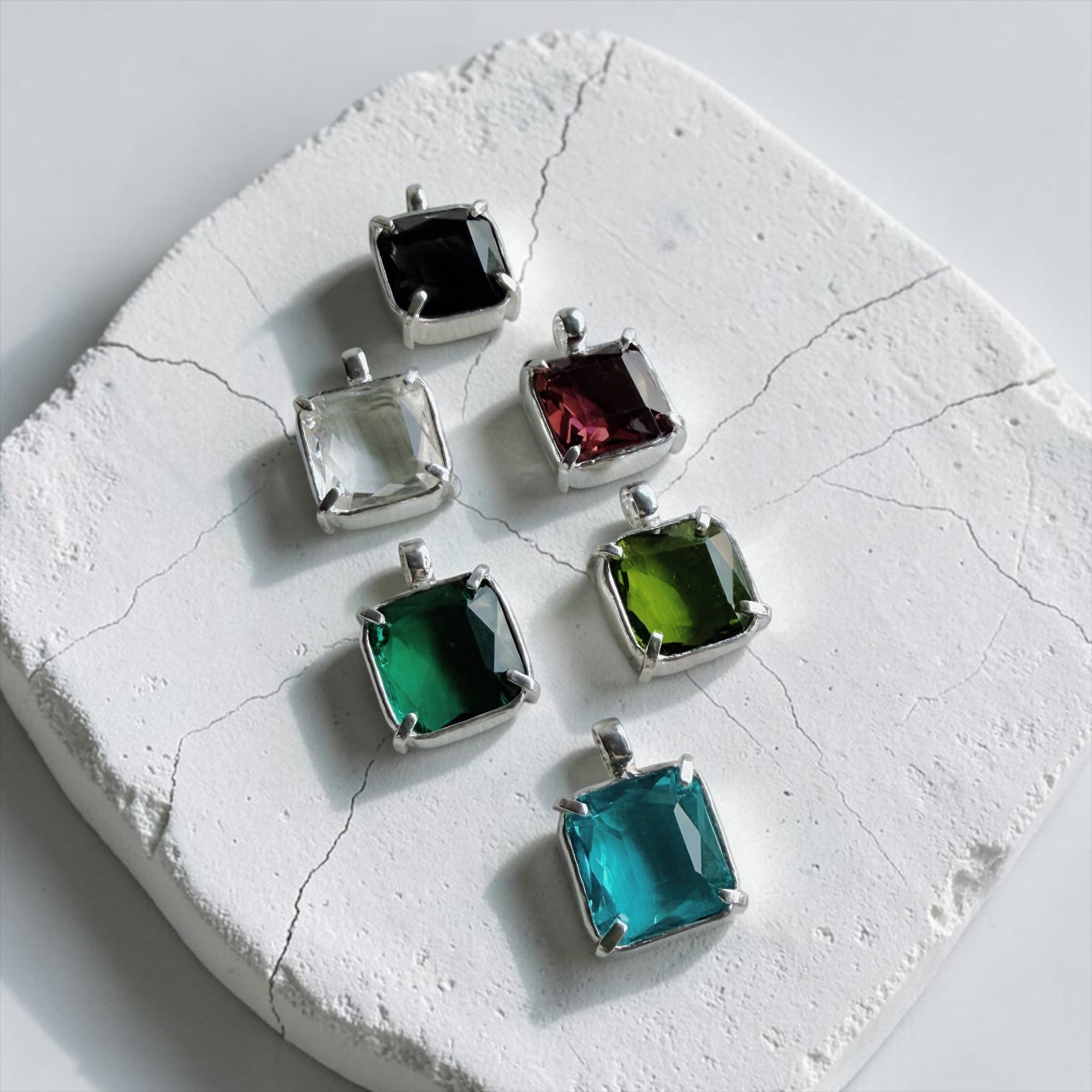 Colgante Soberana - Varias Piedras