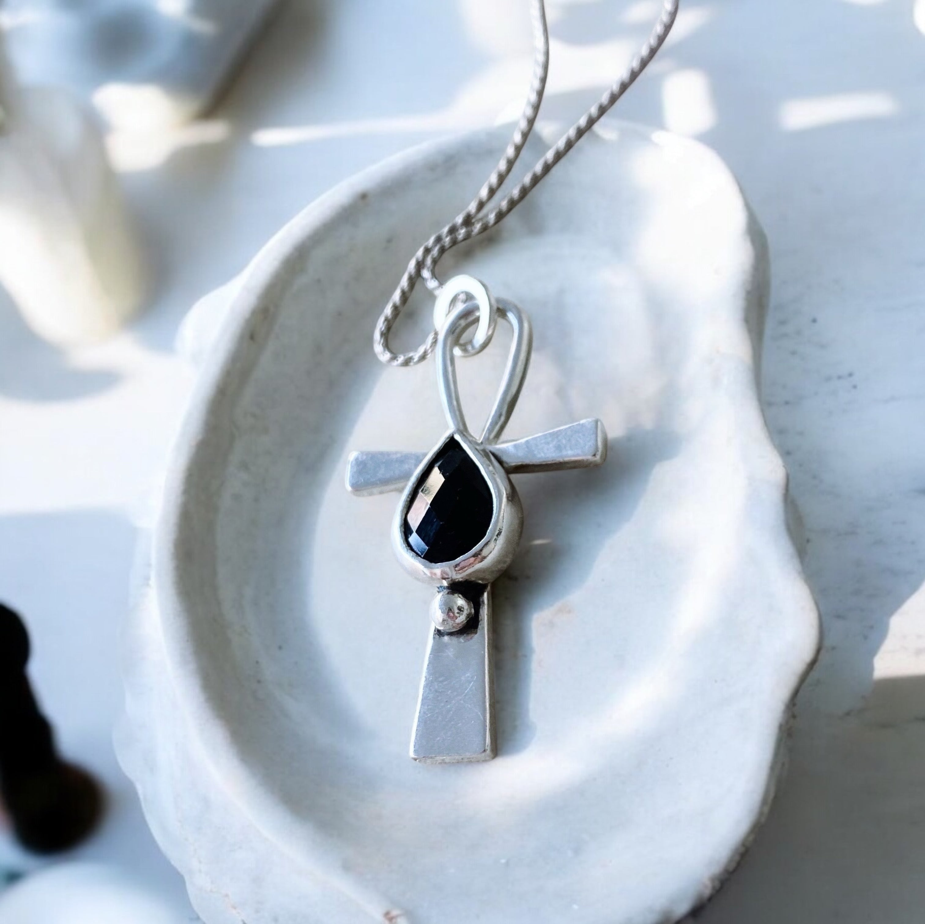 Colgante Cruz Ankh Gota- Varias Piedras