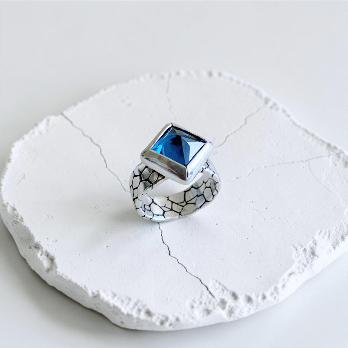 Anillo Piel de Serpiente + Rombo Topacio London Blue