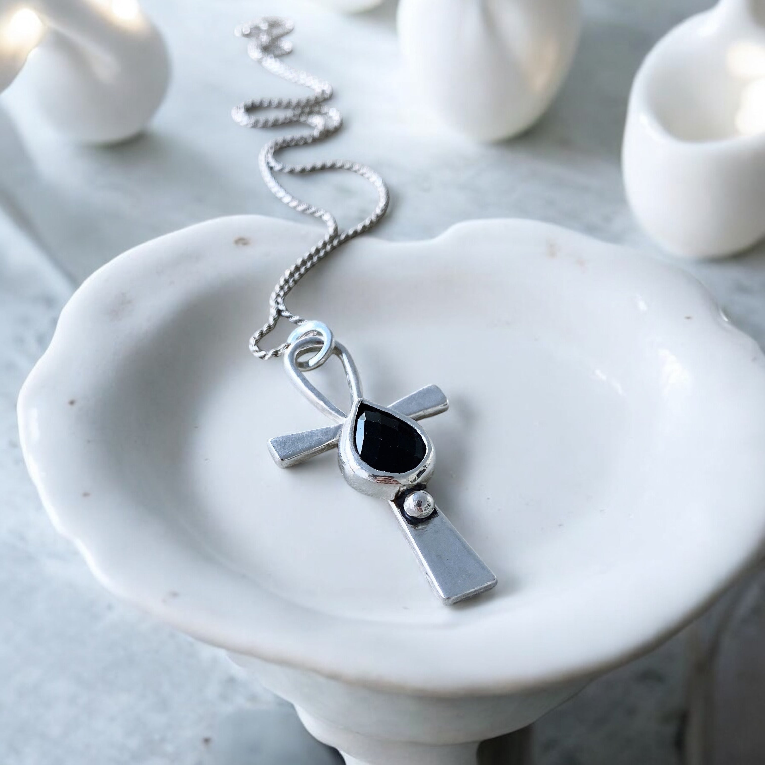 Colgante Cruz Ankh Gota- Varias Piedras