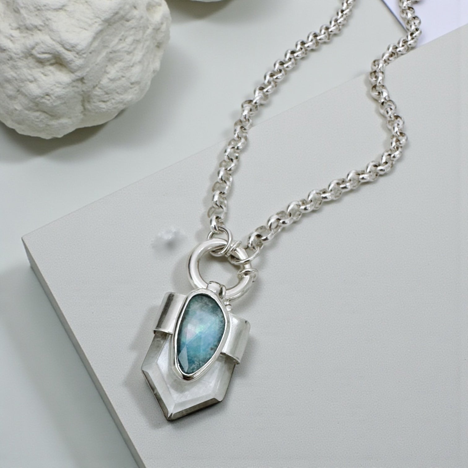 Colgante Prisma Escudo - II