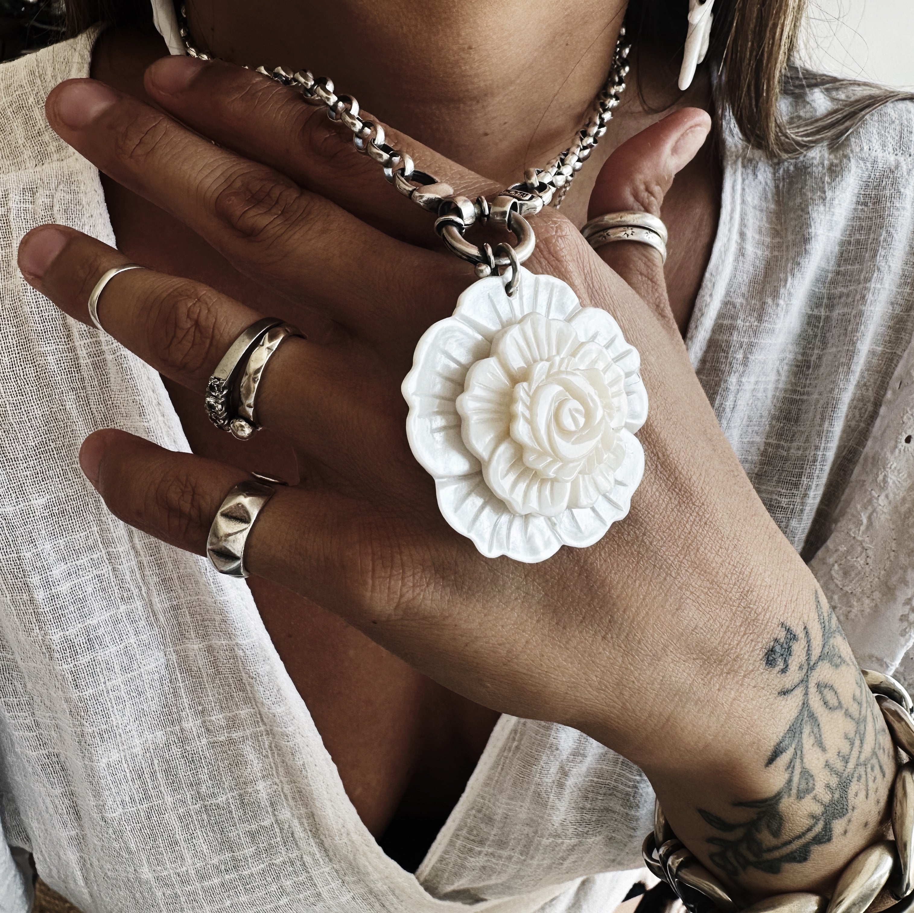 Cadena Rolo Mediana 45 cm + Flor Madre Perla 3D