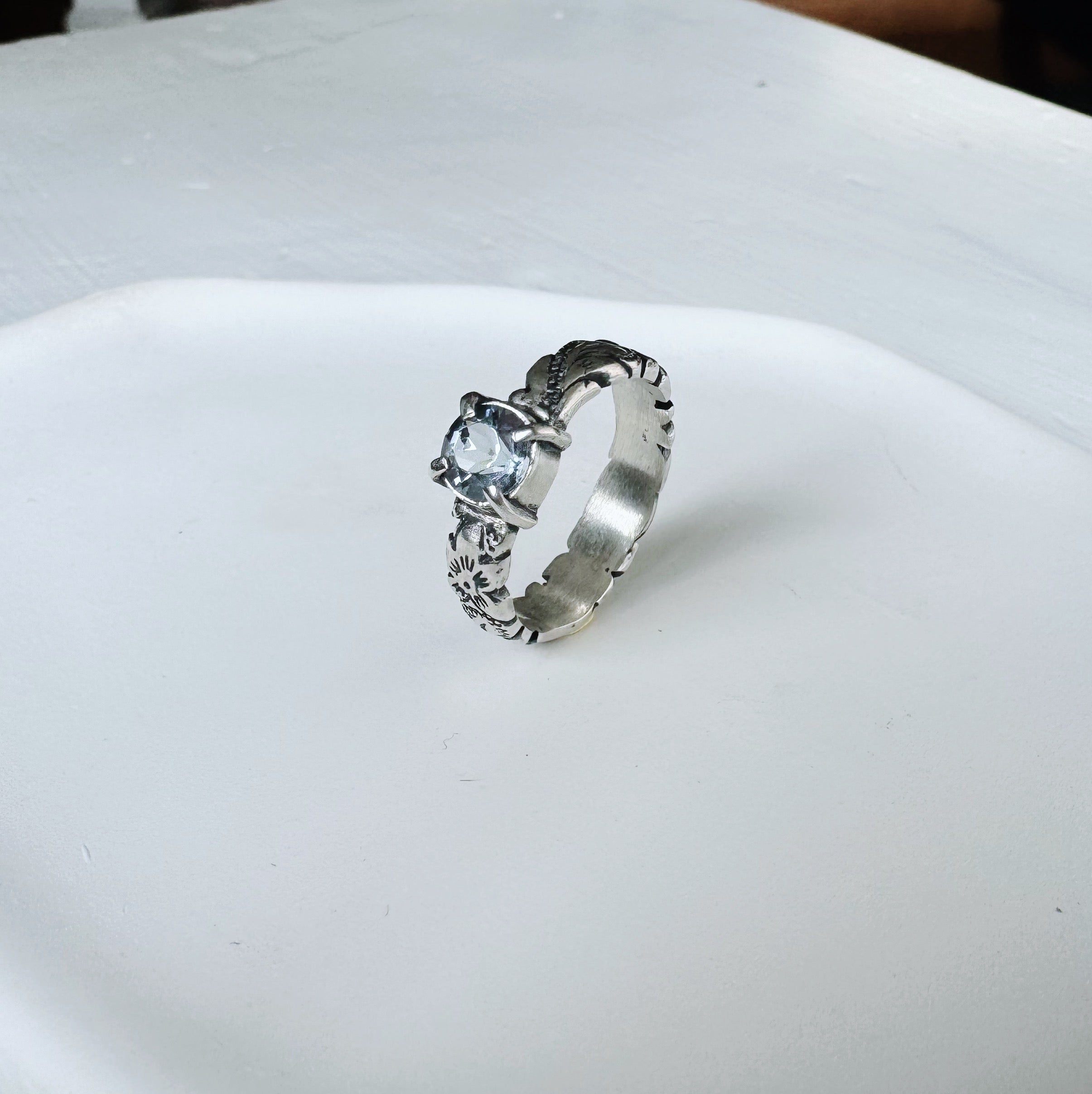 Anillo mini Magnolia Grifas - PREVENTA