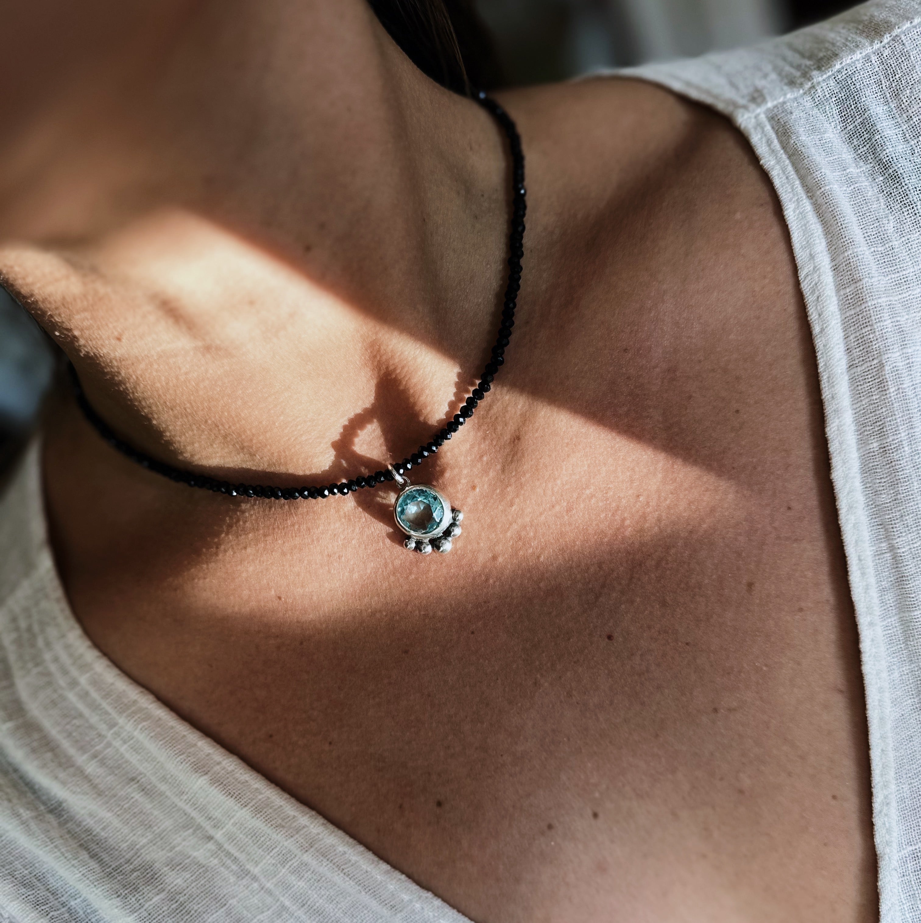 Collar Punto Mágico Luz Marina