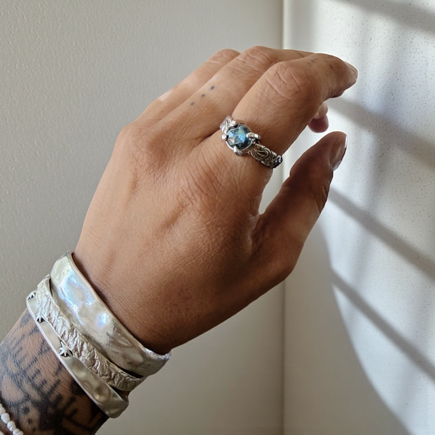 Anillo Magnolia Grifas - Cianita