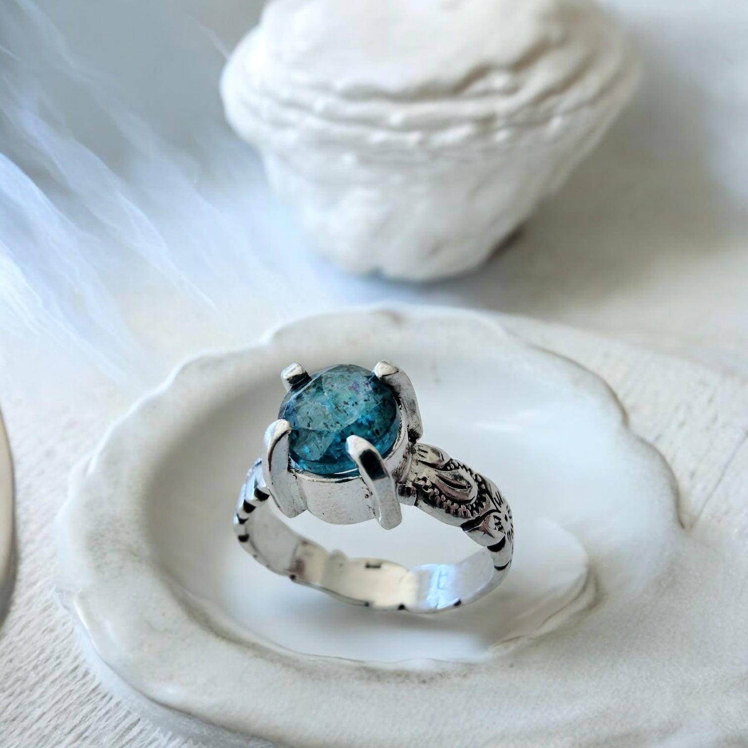 Anillo Magnolia Grifas - Cianita