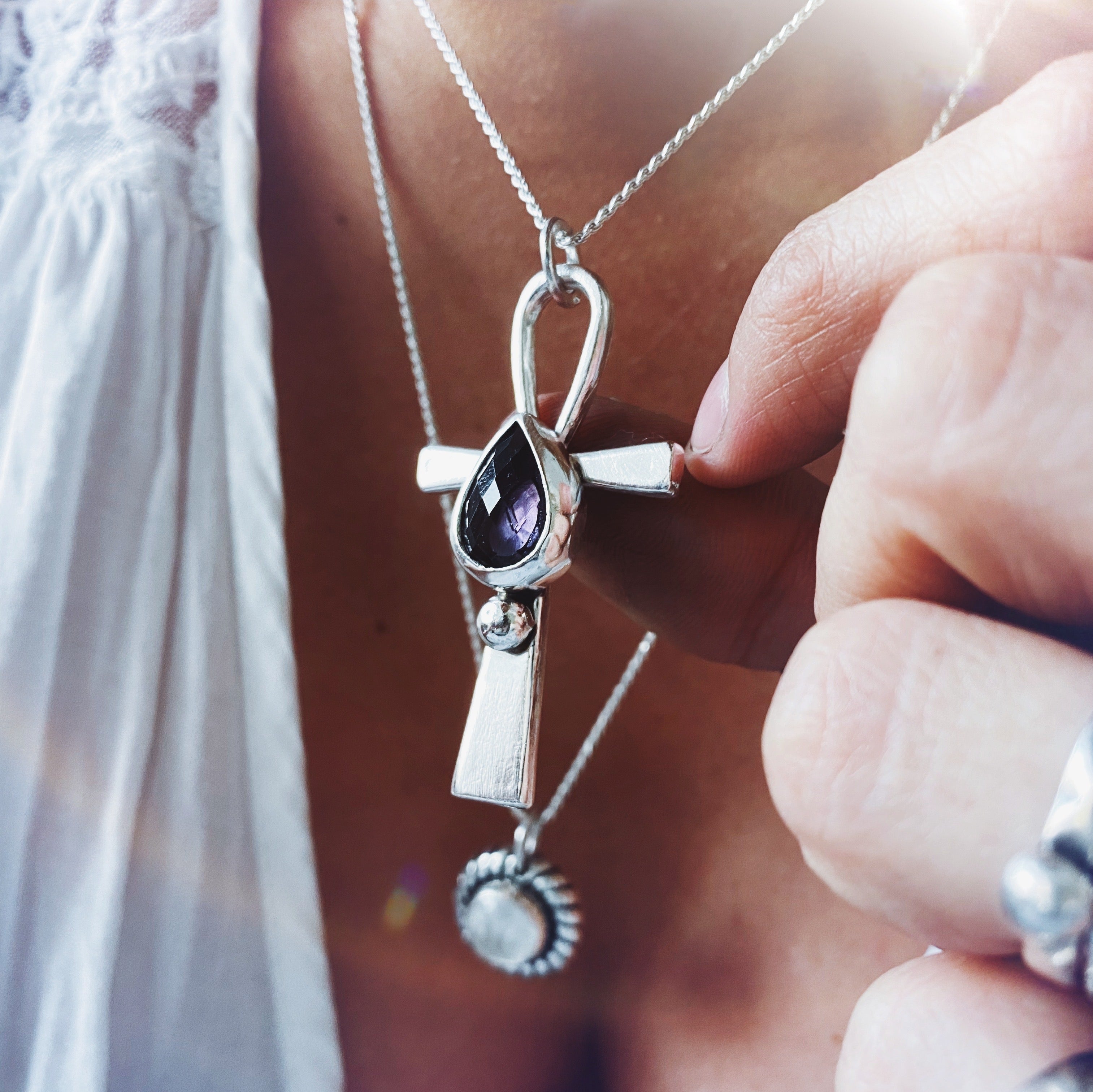 Colgante Cruz Ankh Gota- Varias Piedras