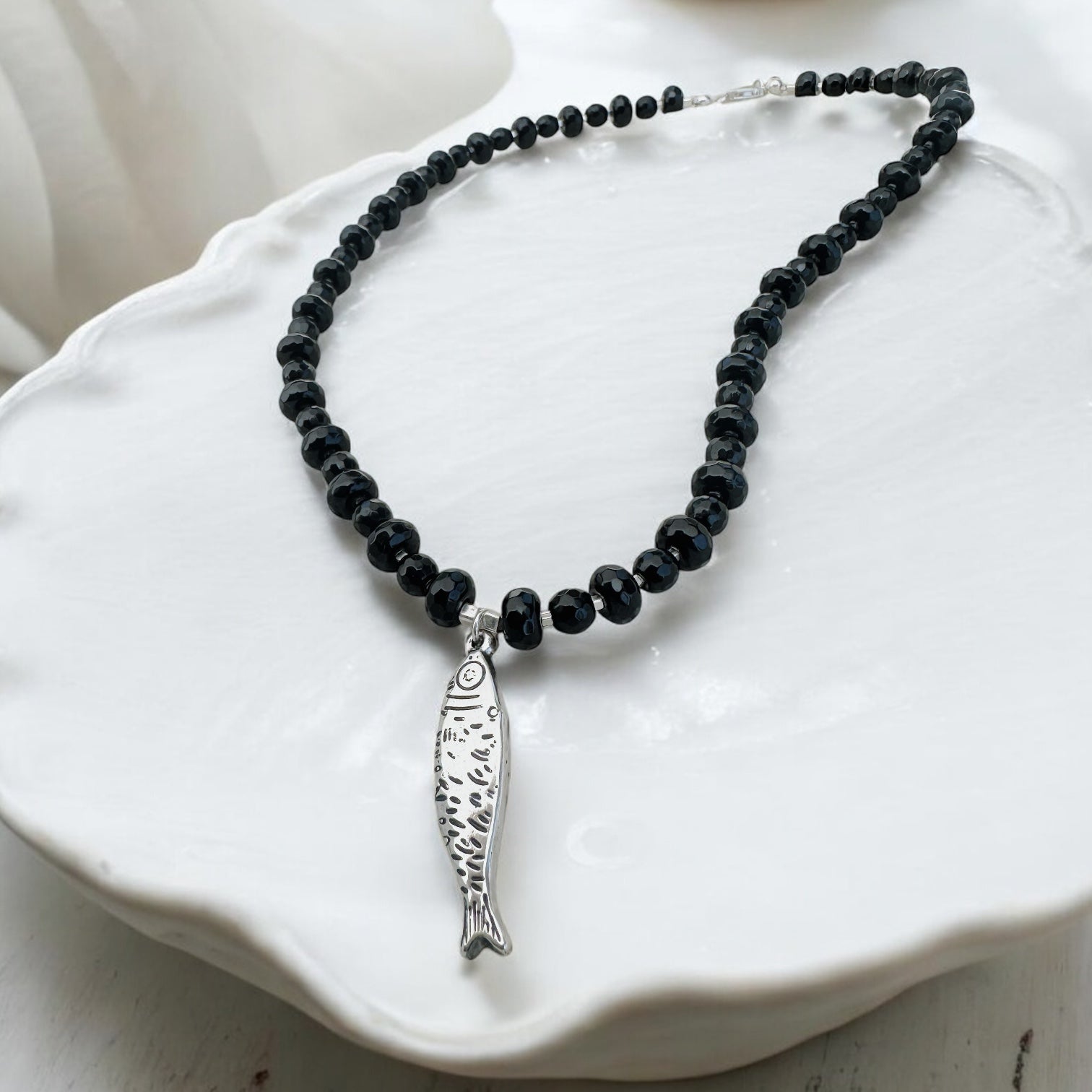 Collar “The Fish Charm & Onix”