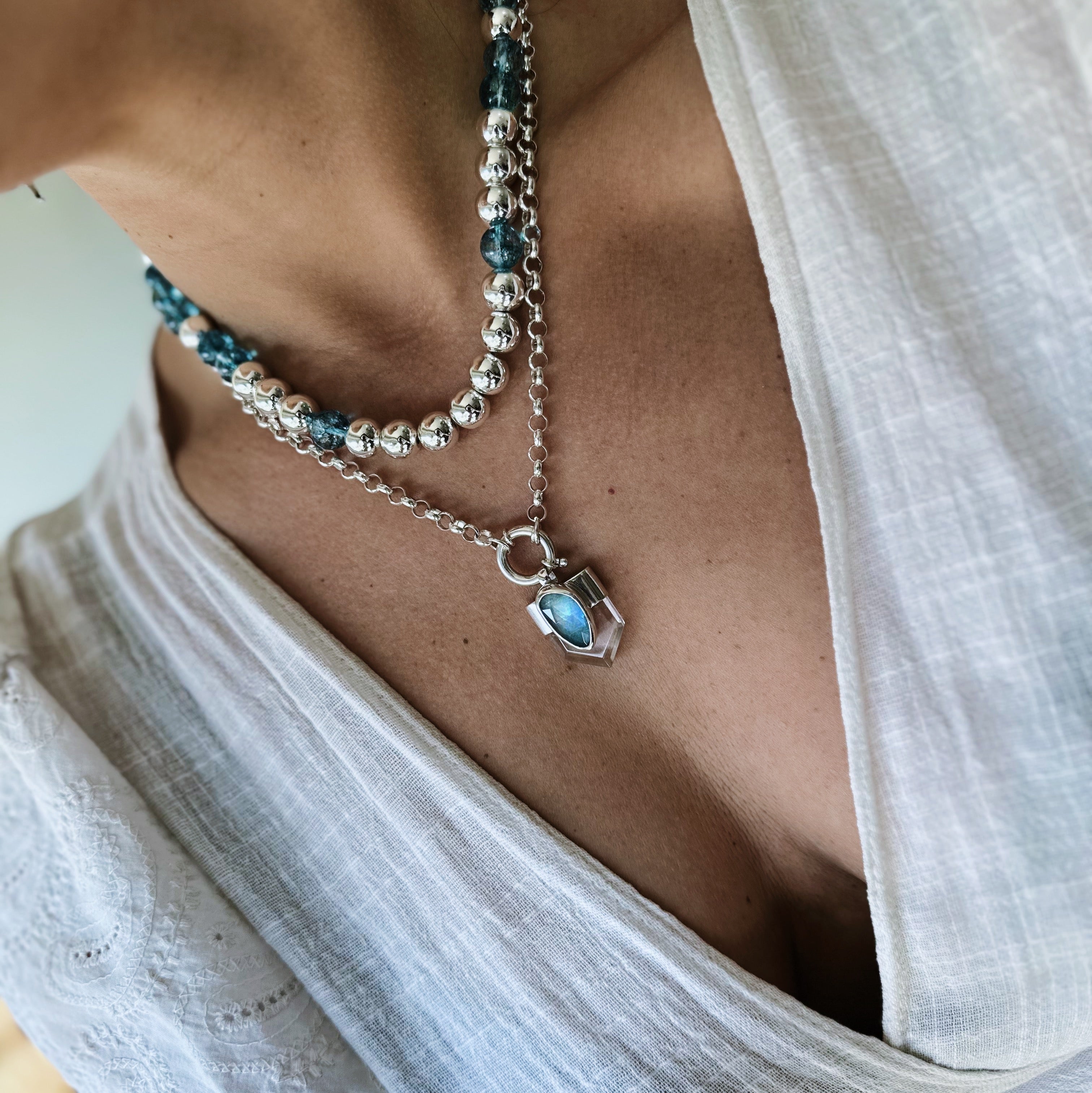 Colgante Prisma Escudo - II