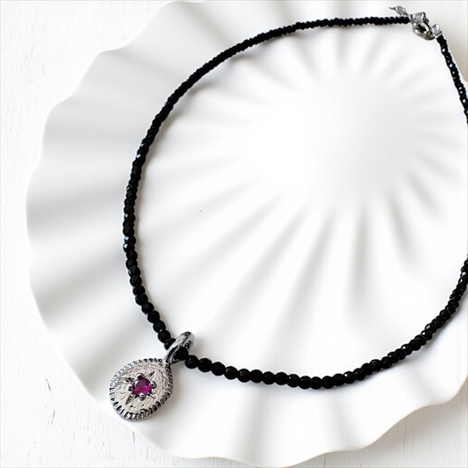 Collar obsidiana y medalla enchape plata