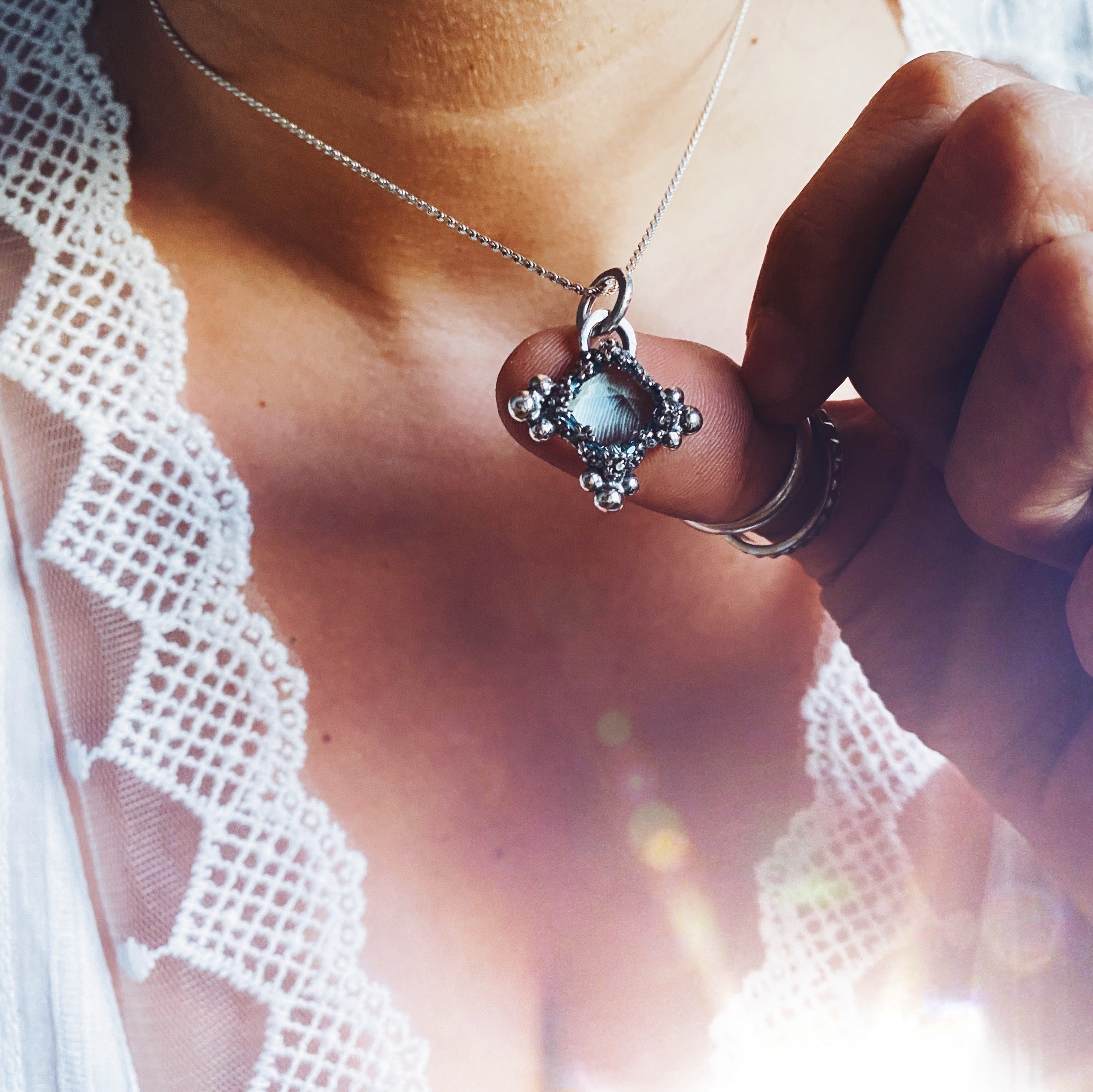 Colgante Prisma Sexy Lace - Varias Piedras