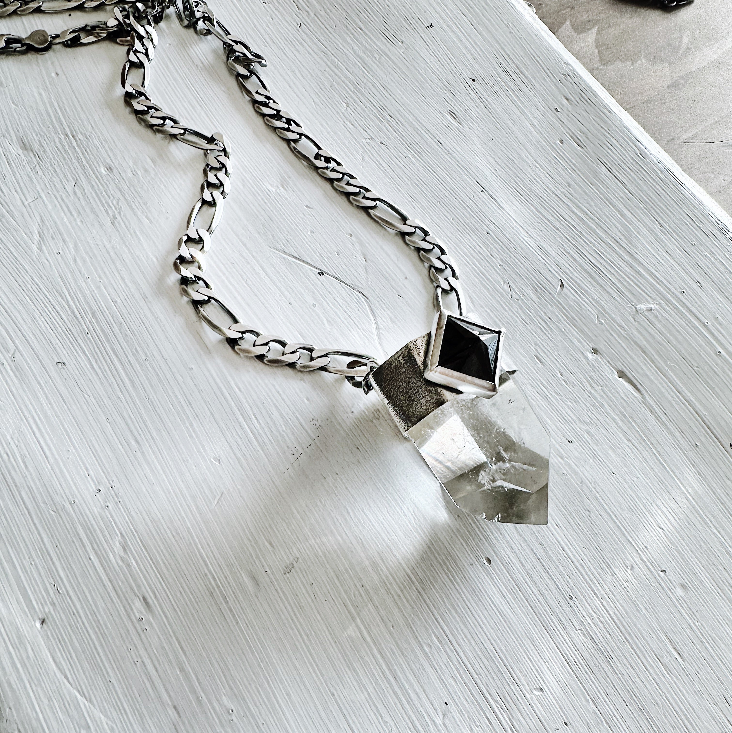 Collar Cuarzo Gigante y pirámide Onix
