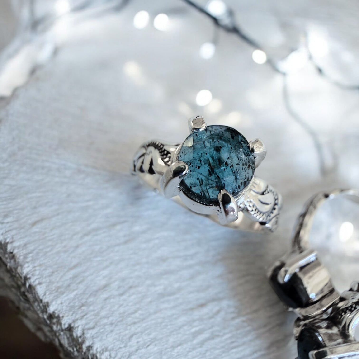 Anillo Magnolia Grifas - Cianita