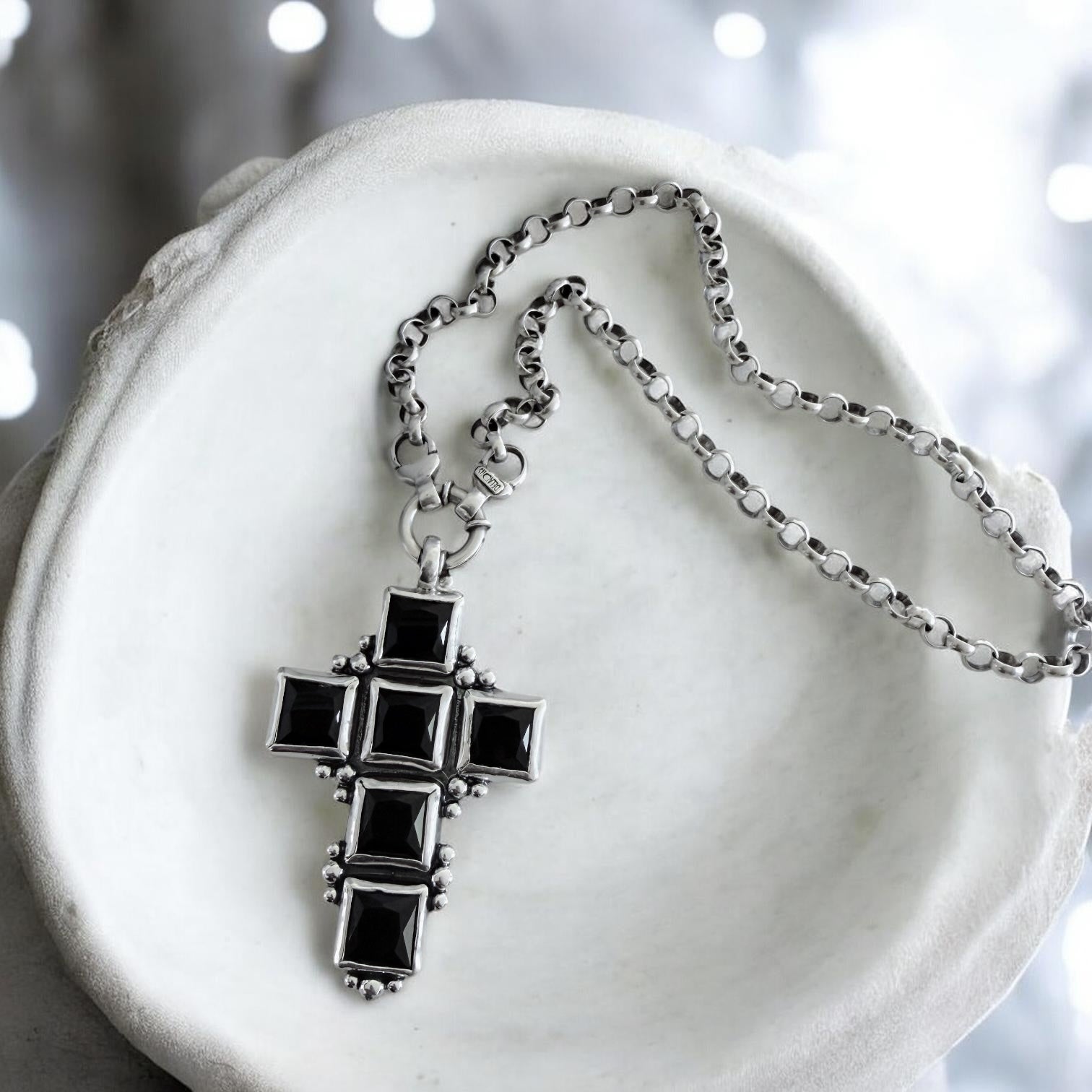 Colgante Cruz Reina Negra