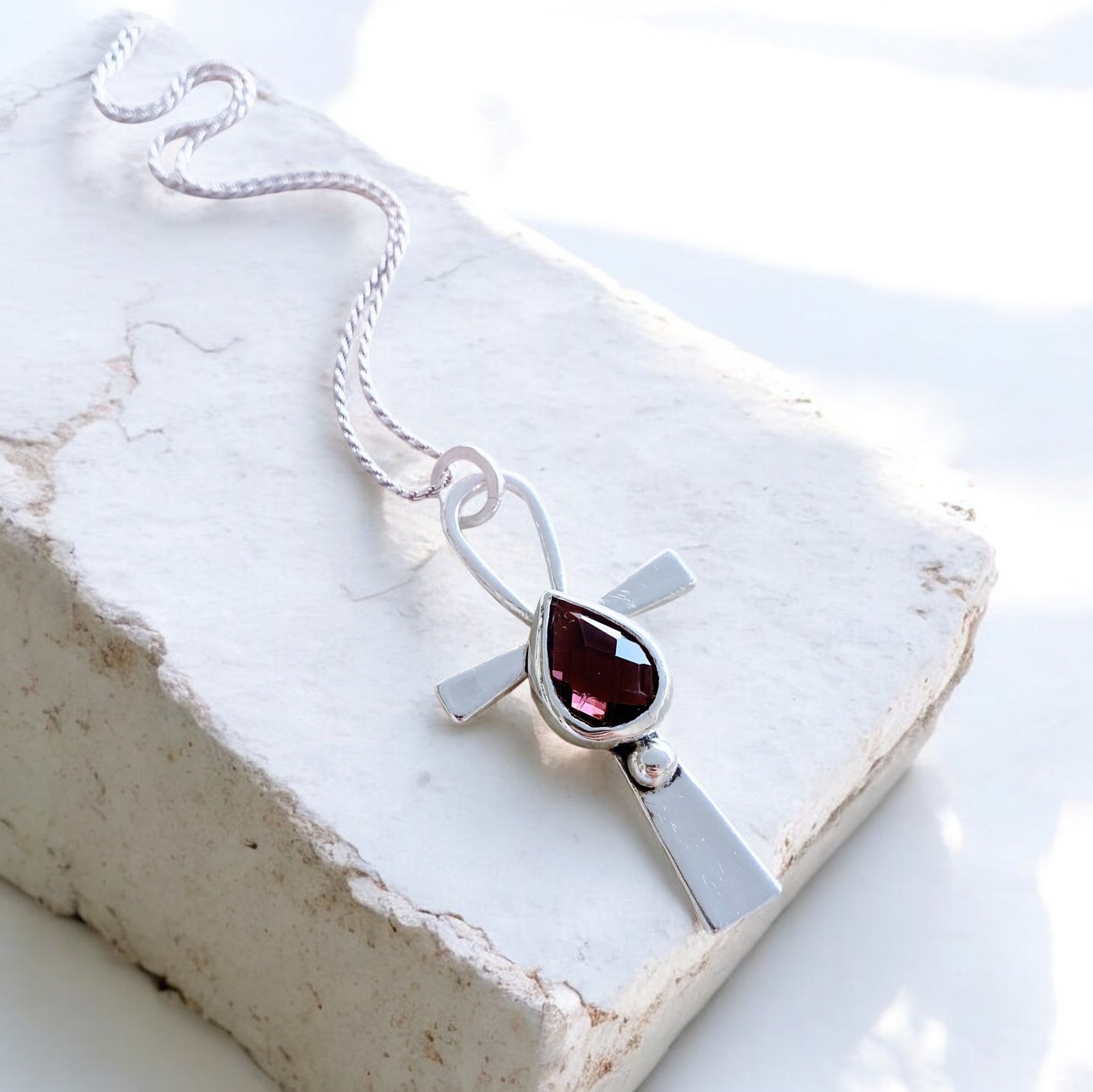 Colgante Cruz Ankh Gota- Varias Piedras