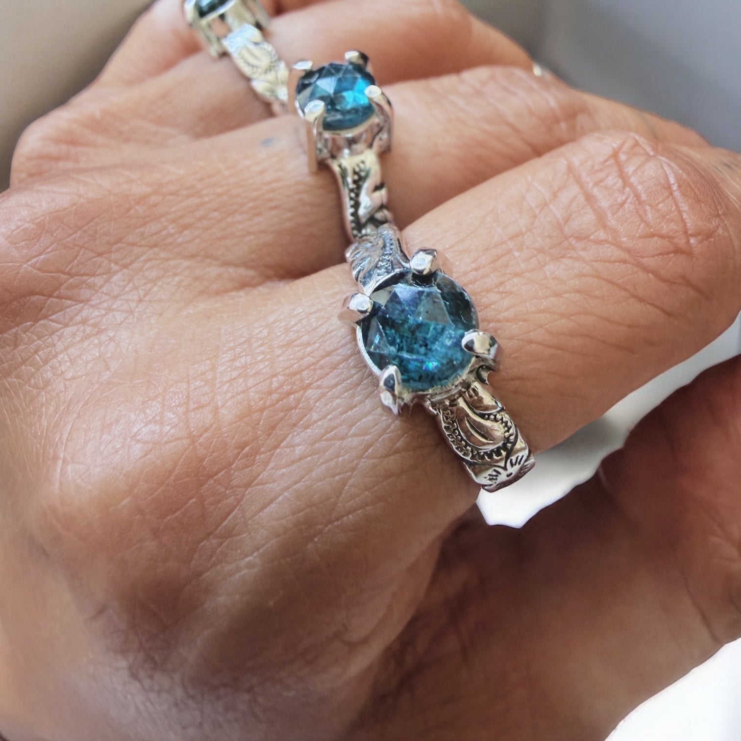 Anillo Magnolia Grifas - Cianita