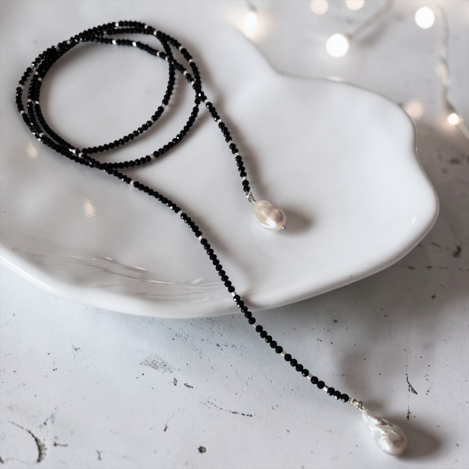 Collar Black Silk ~ Espinela y Perlas Barrocas