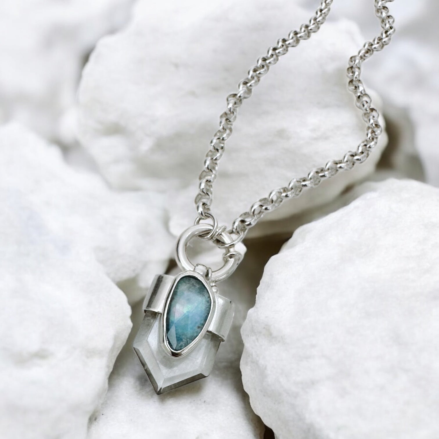 Colgante Prisma Escudo - II