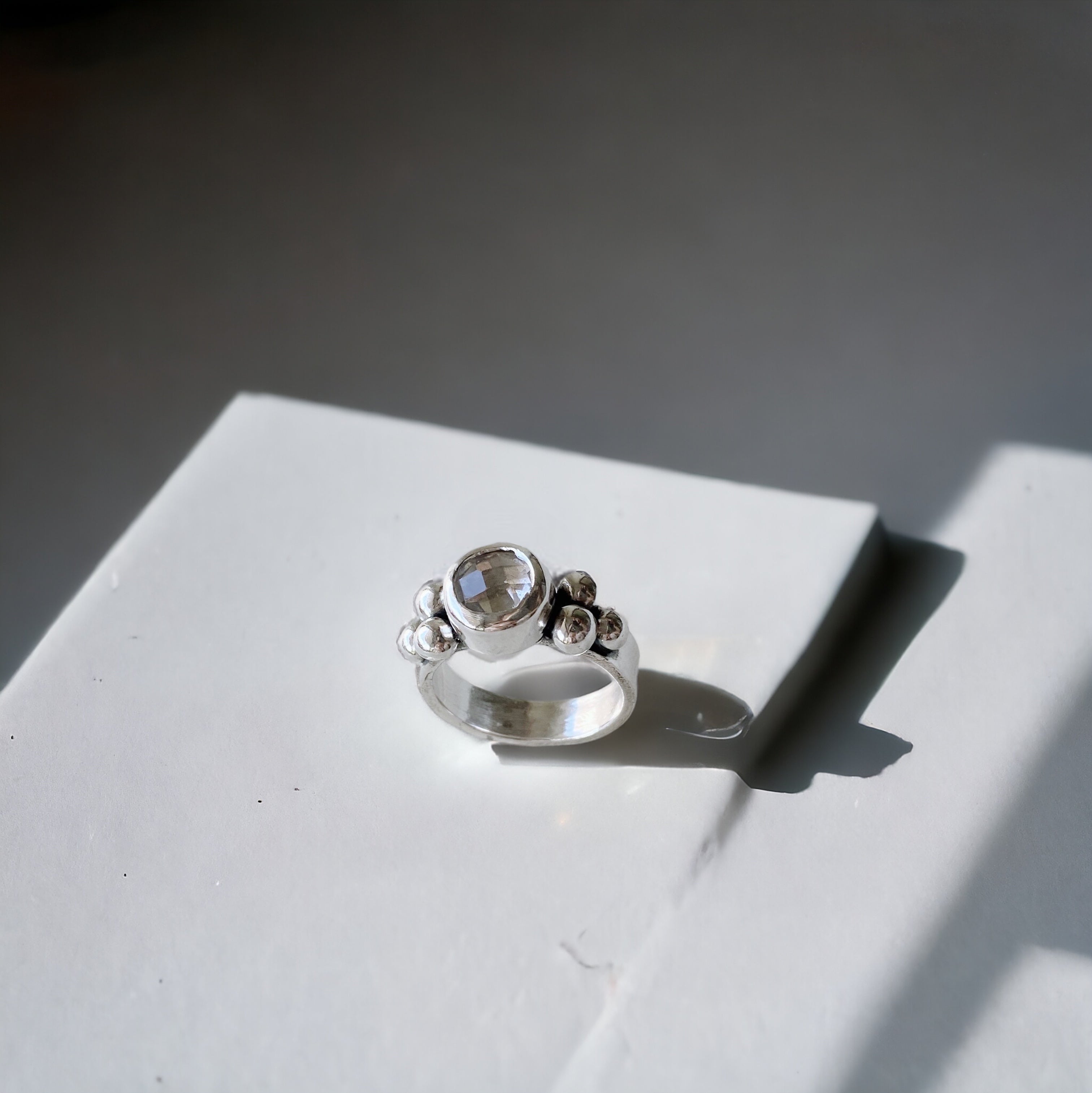 Anillo Elisa Simple - Topacio Blanco corte rosa