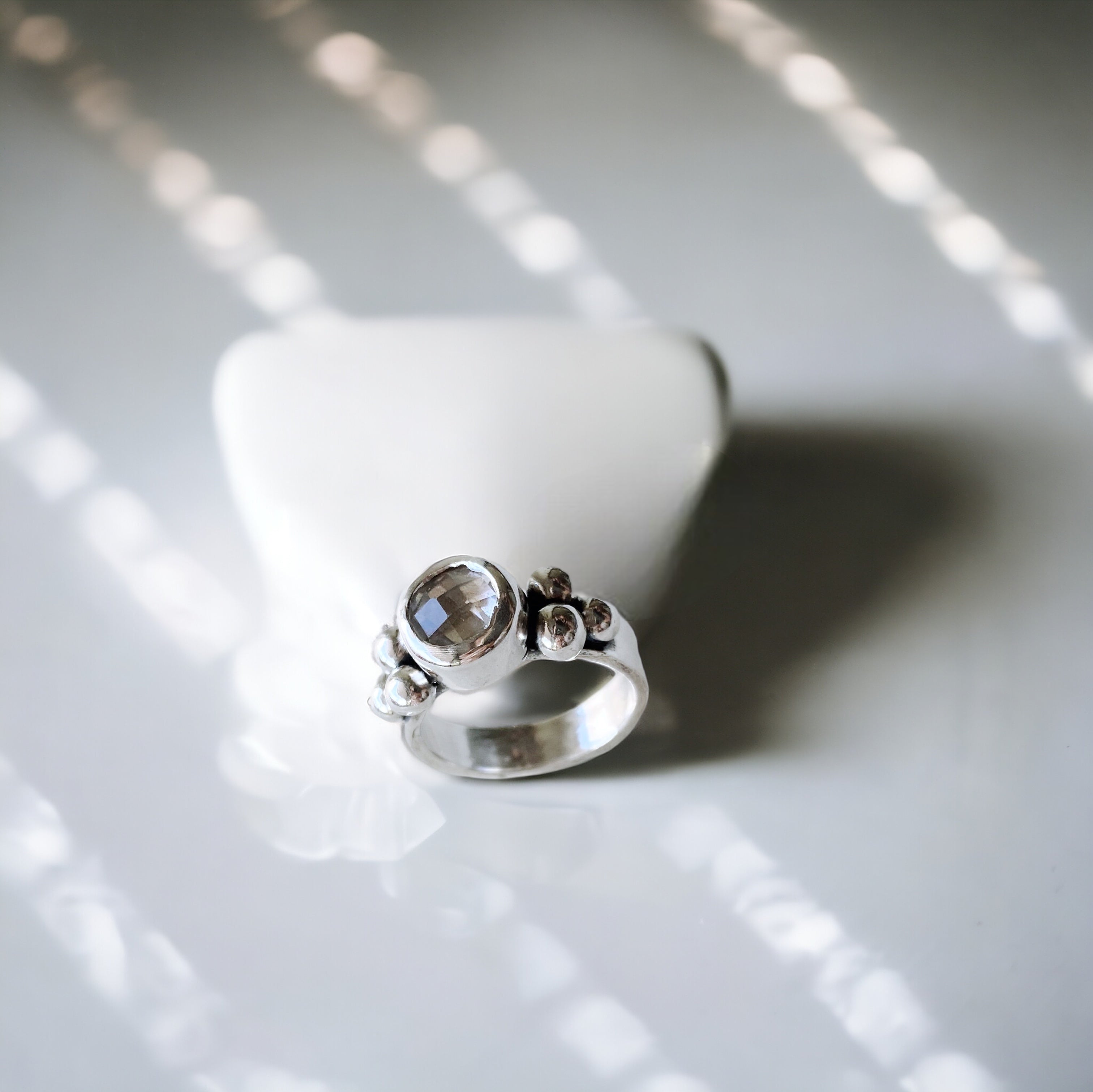Anillo Elisa Simple - Topacio Blanco corte rosa