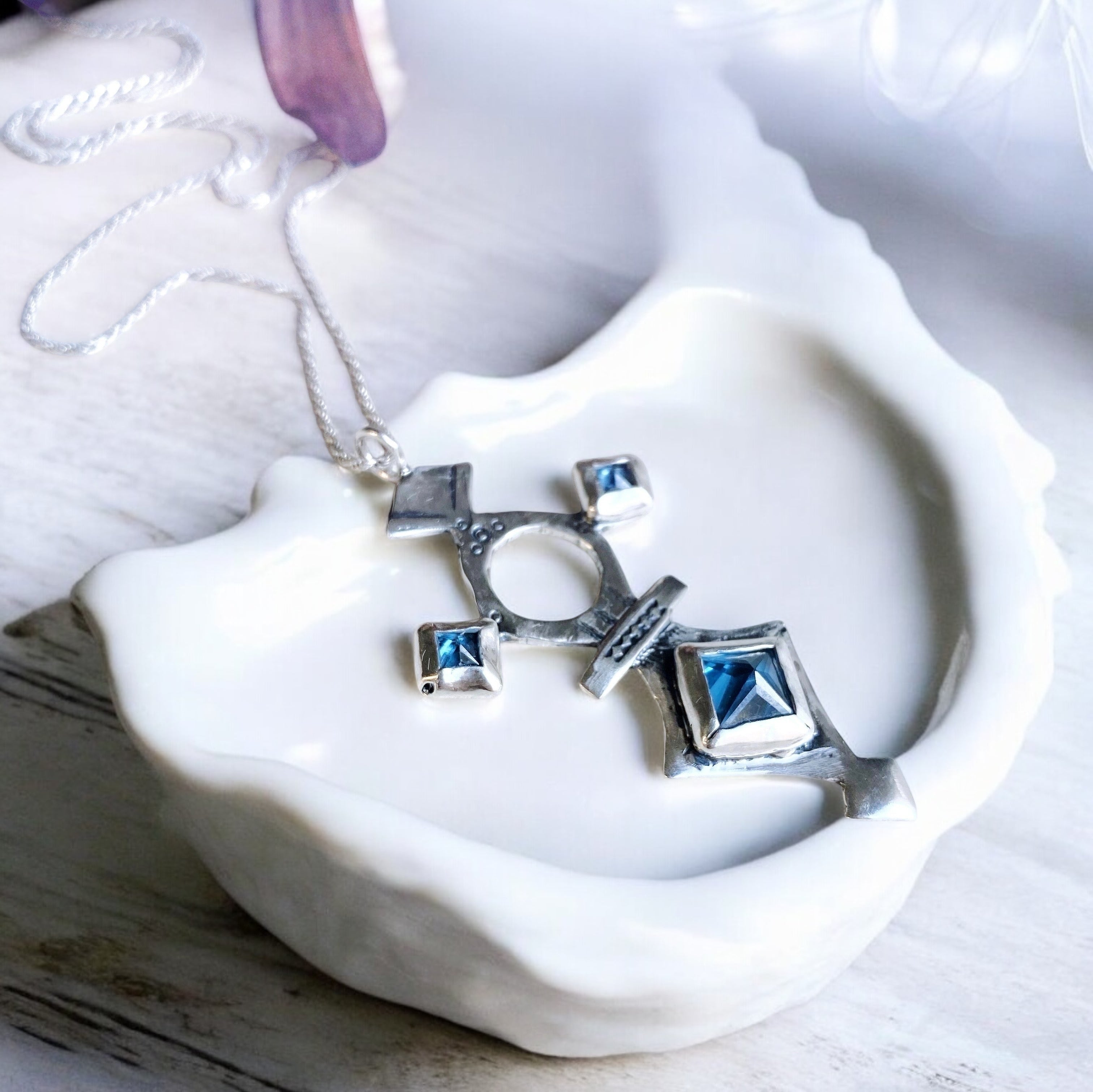 Colgante Cruz Tuareg - Topacio London Blue