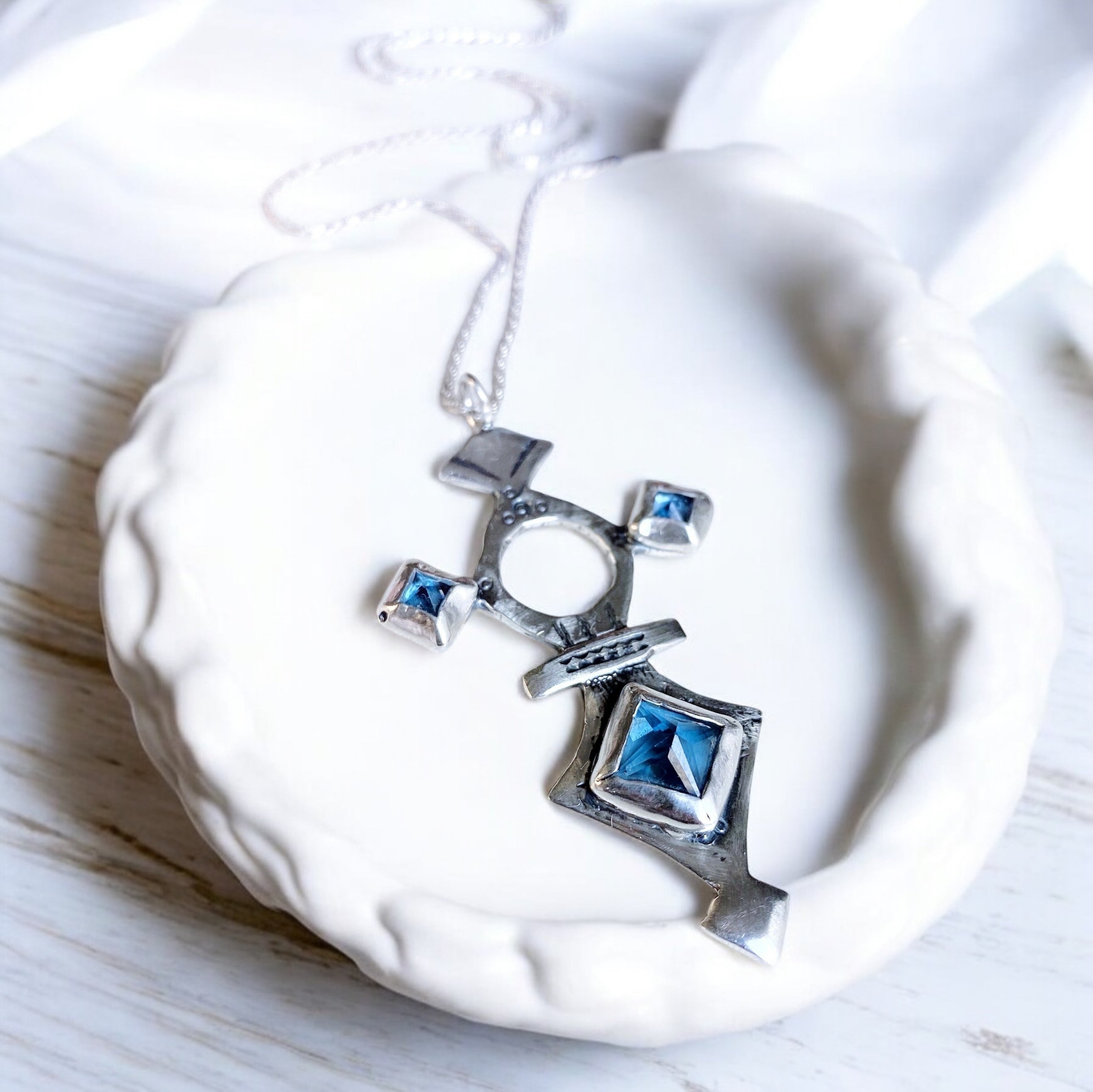 Colgante Cruz Tuareg - Topacio London Blue