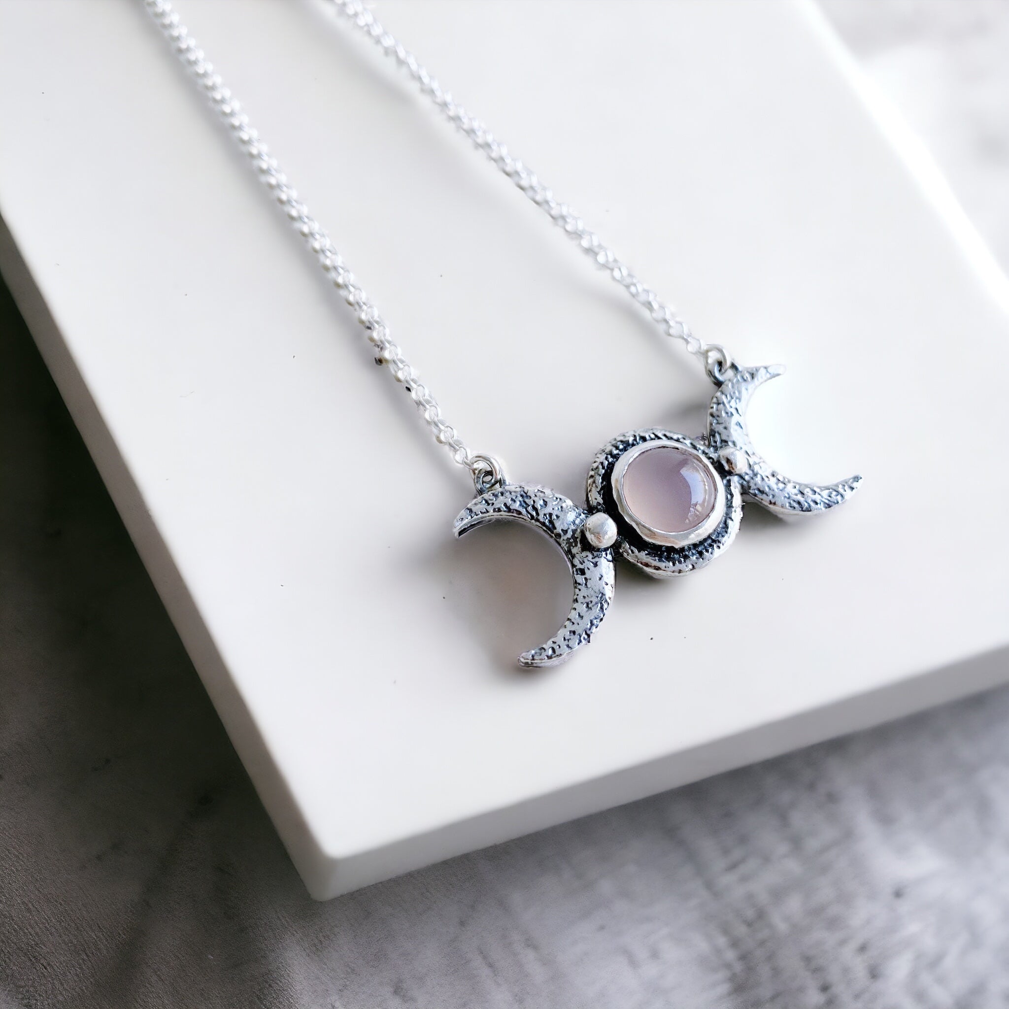 Collar Hecate Calcedonia Rosada
