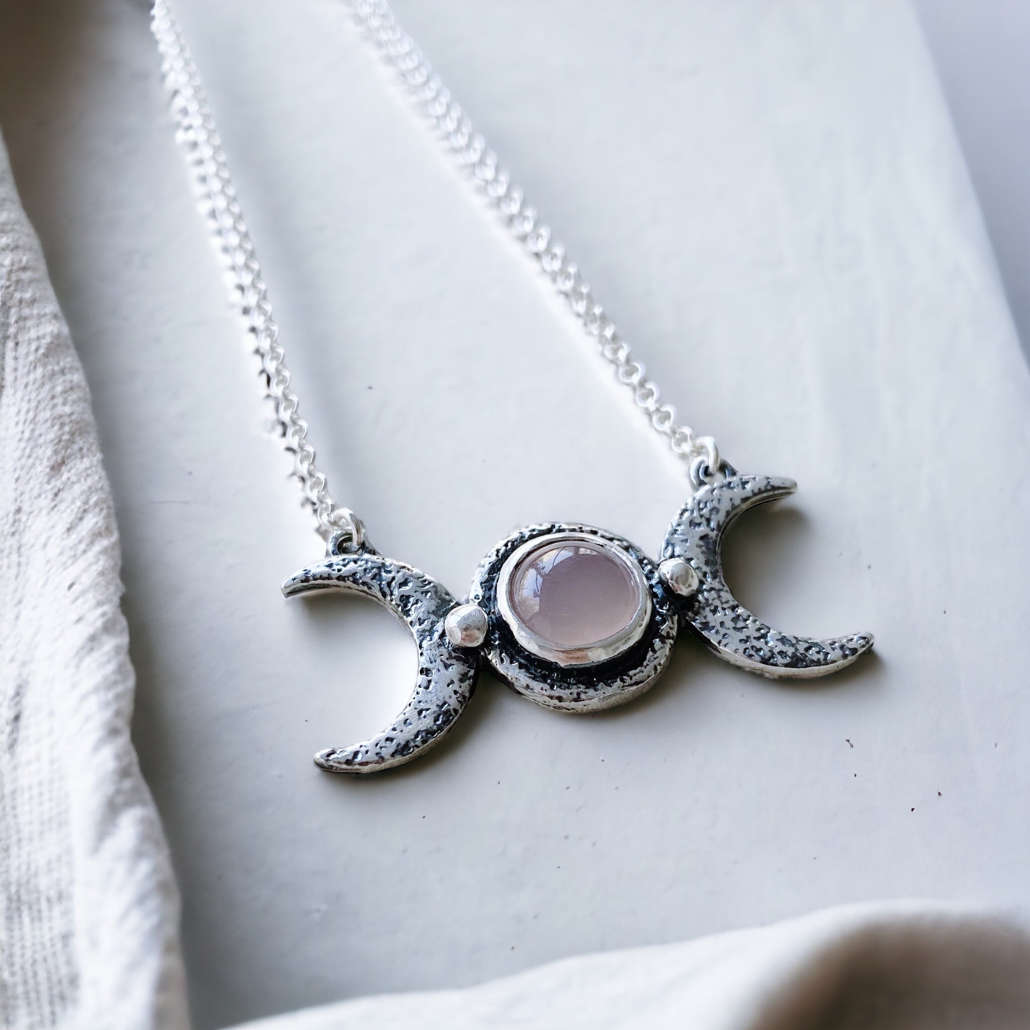 Collar Hecate Calcedonia Rosada