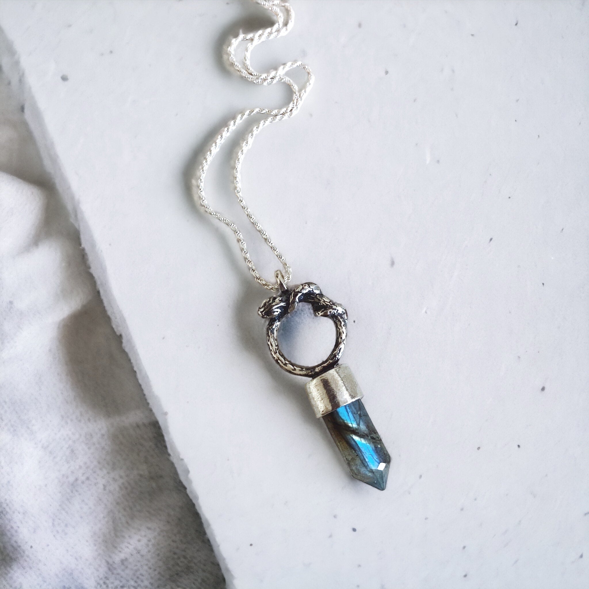 Colgante Punta Serpiente Génesis Labradorita