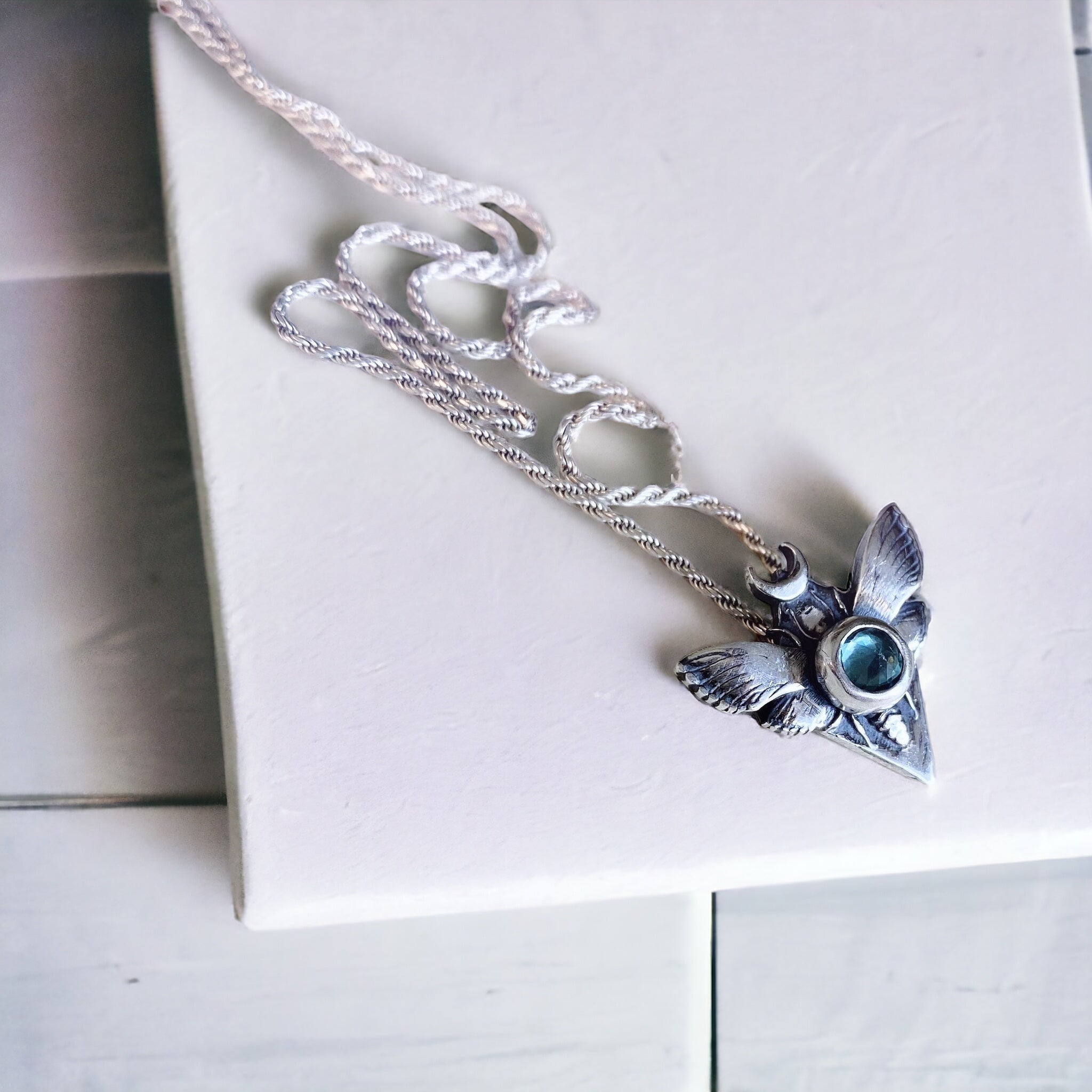 Collar Polilla / distintas piedras + Cadena