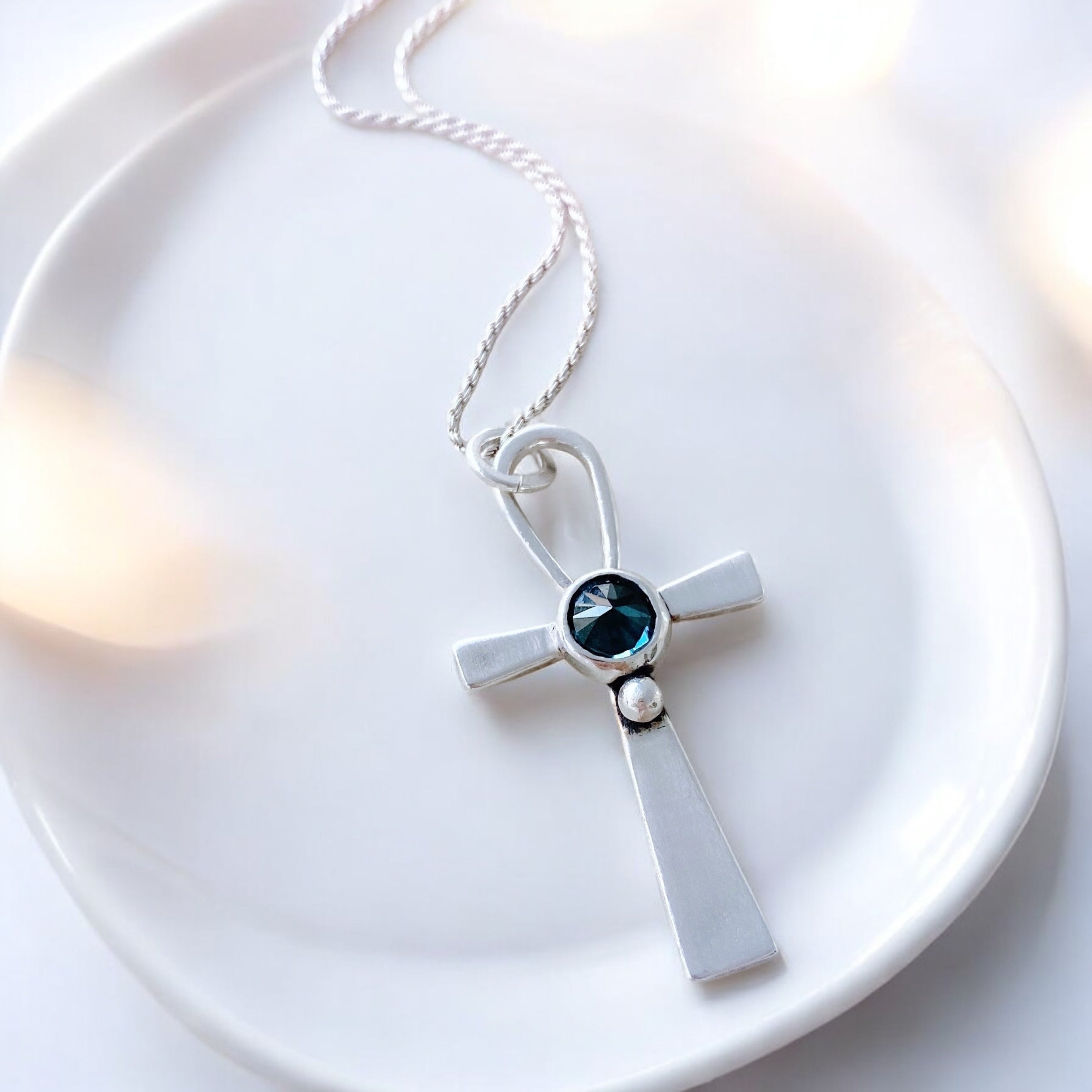 Colgante Cruz Ankh / Punto Topacio London Blue - PREVENTA