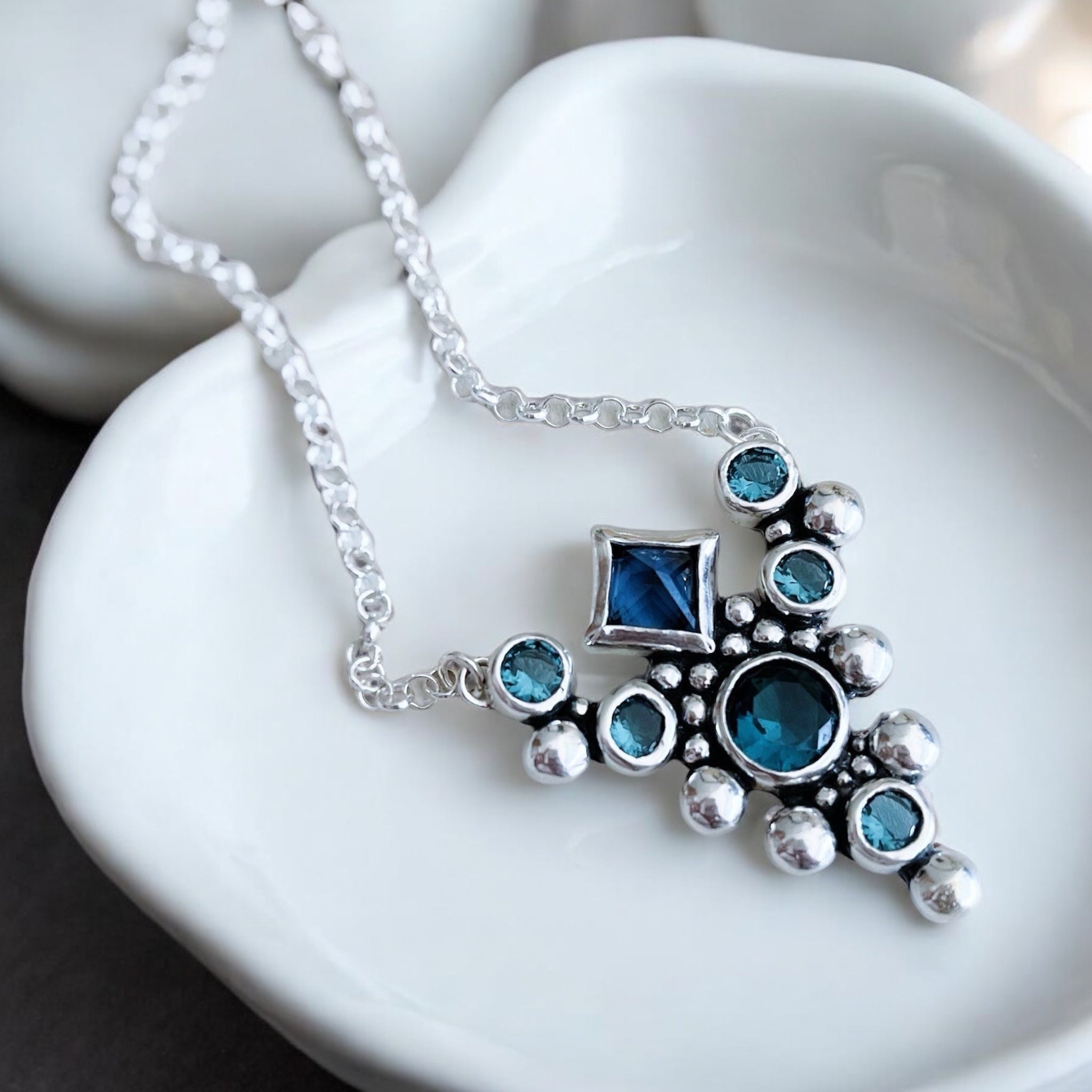 Collar Reina Victoria - London Blue