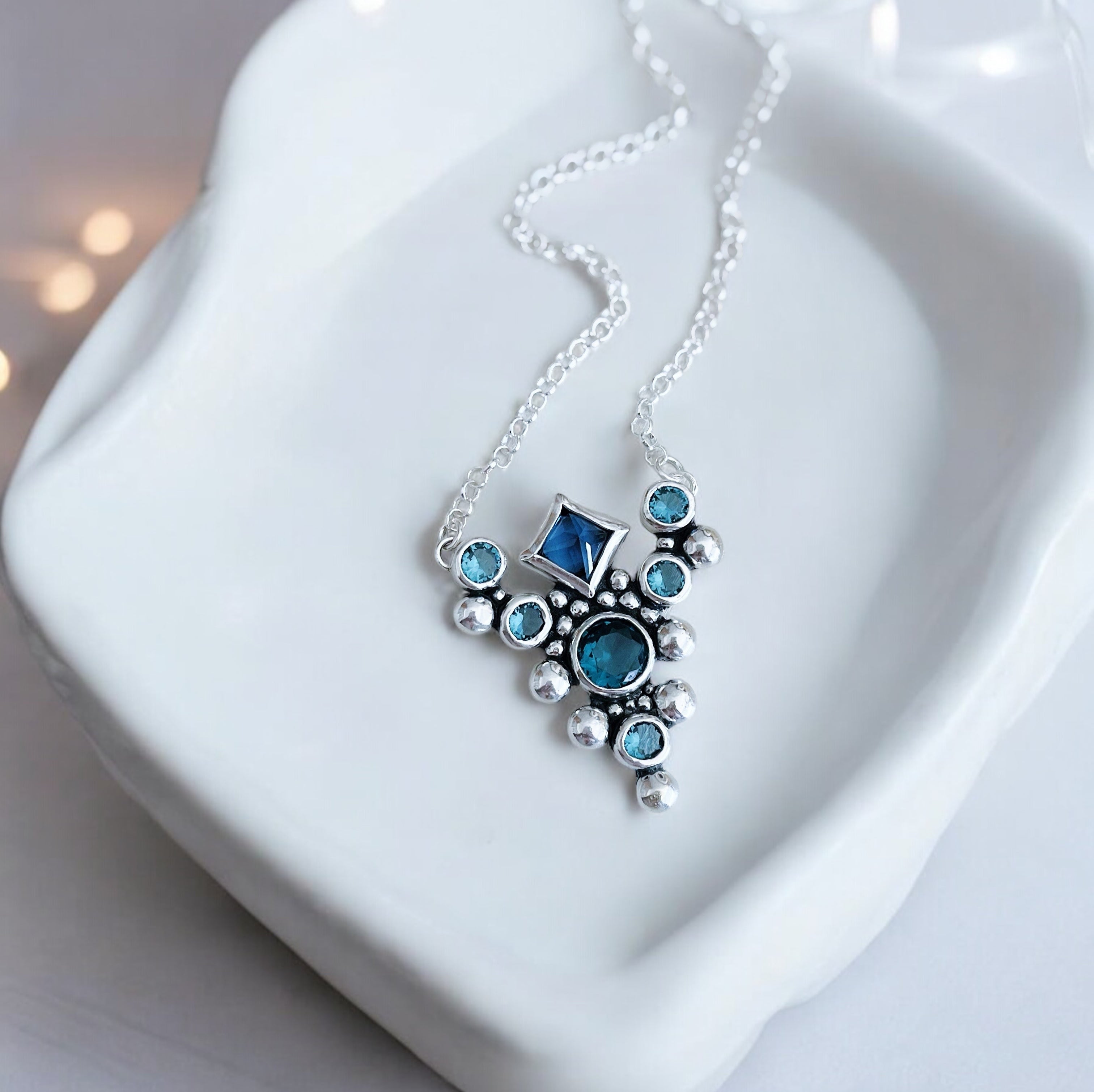 Collar Reina Victoria - London Blue