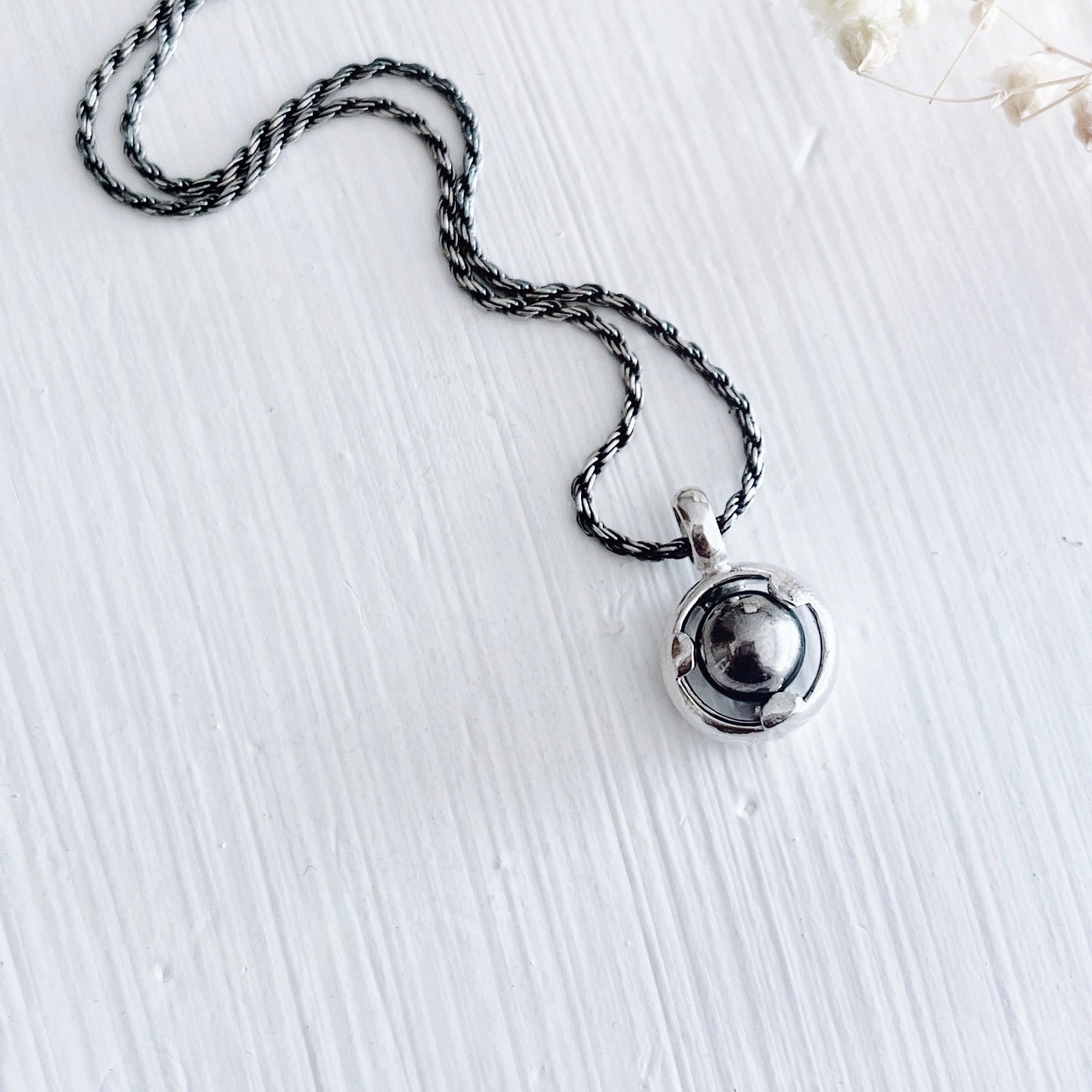 Colgante Mini Halo Space Oddity + Cadena / Hematite
