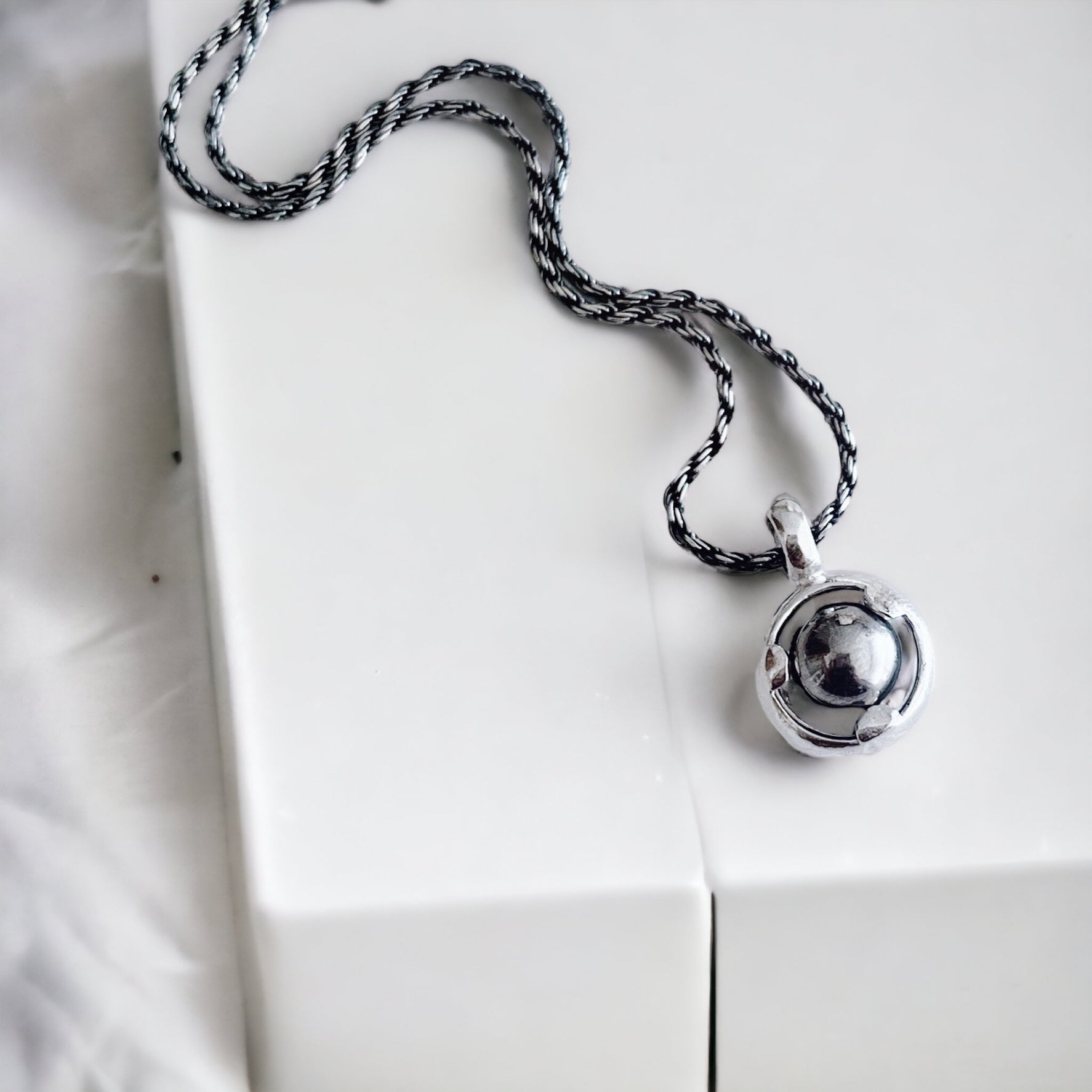 Colgante Mini Halo Space Oddity + Cadena / Hematite