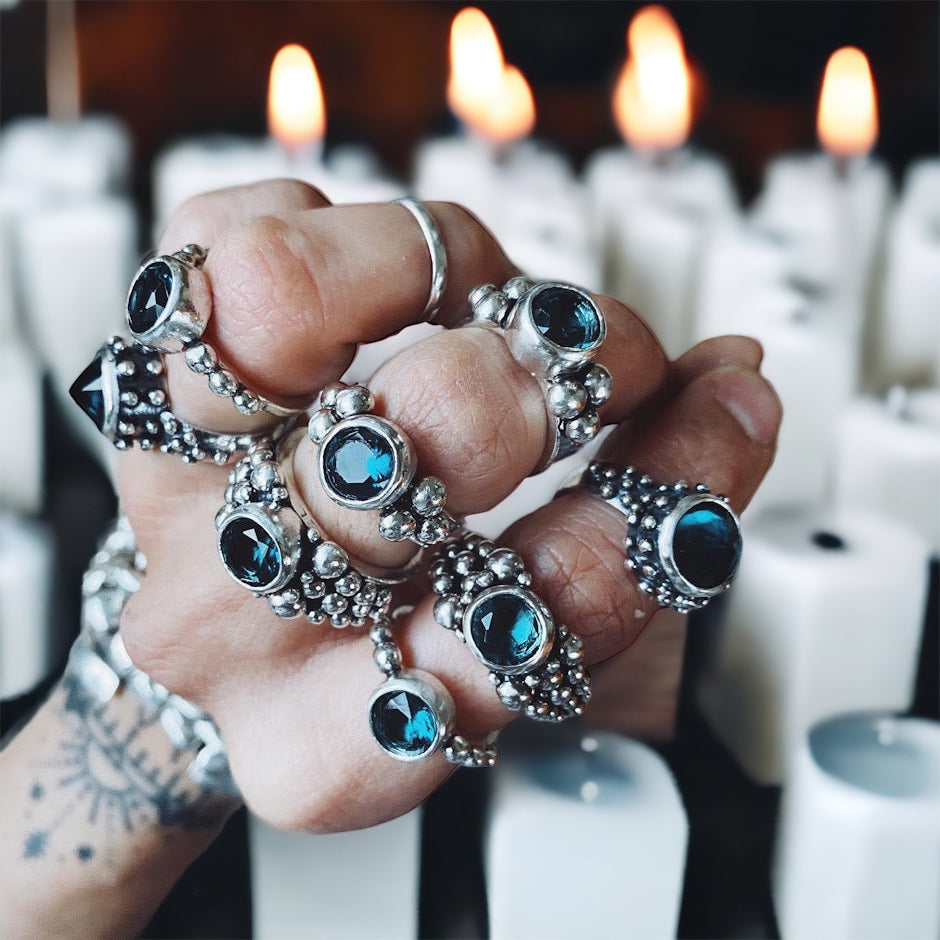 Anillo Leo spike Topacio London Blue