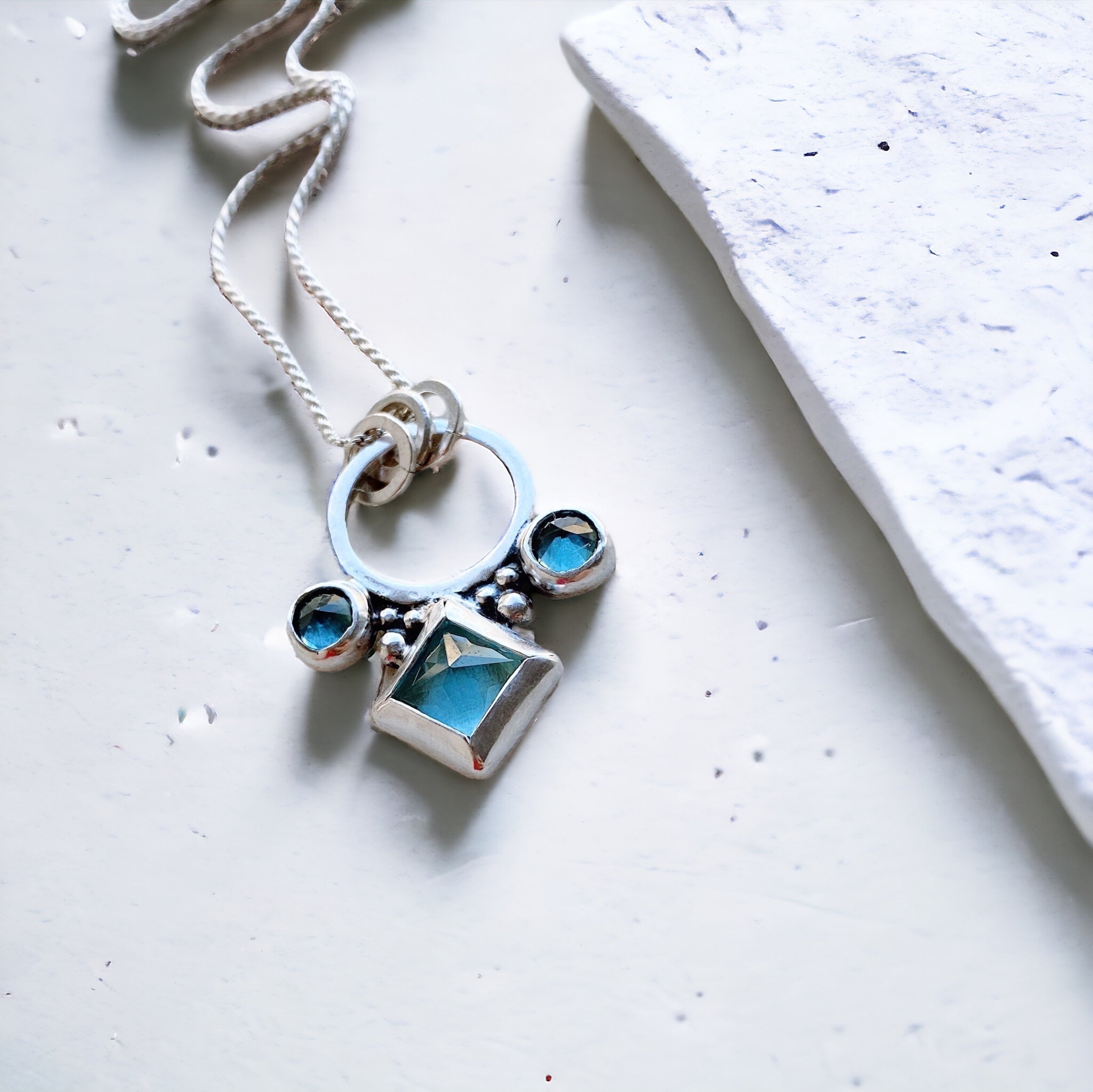 Colgante Fez - Varias Piedras