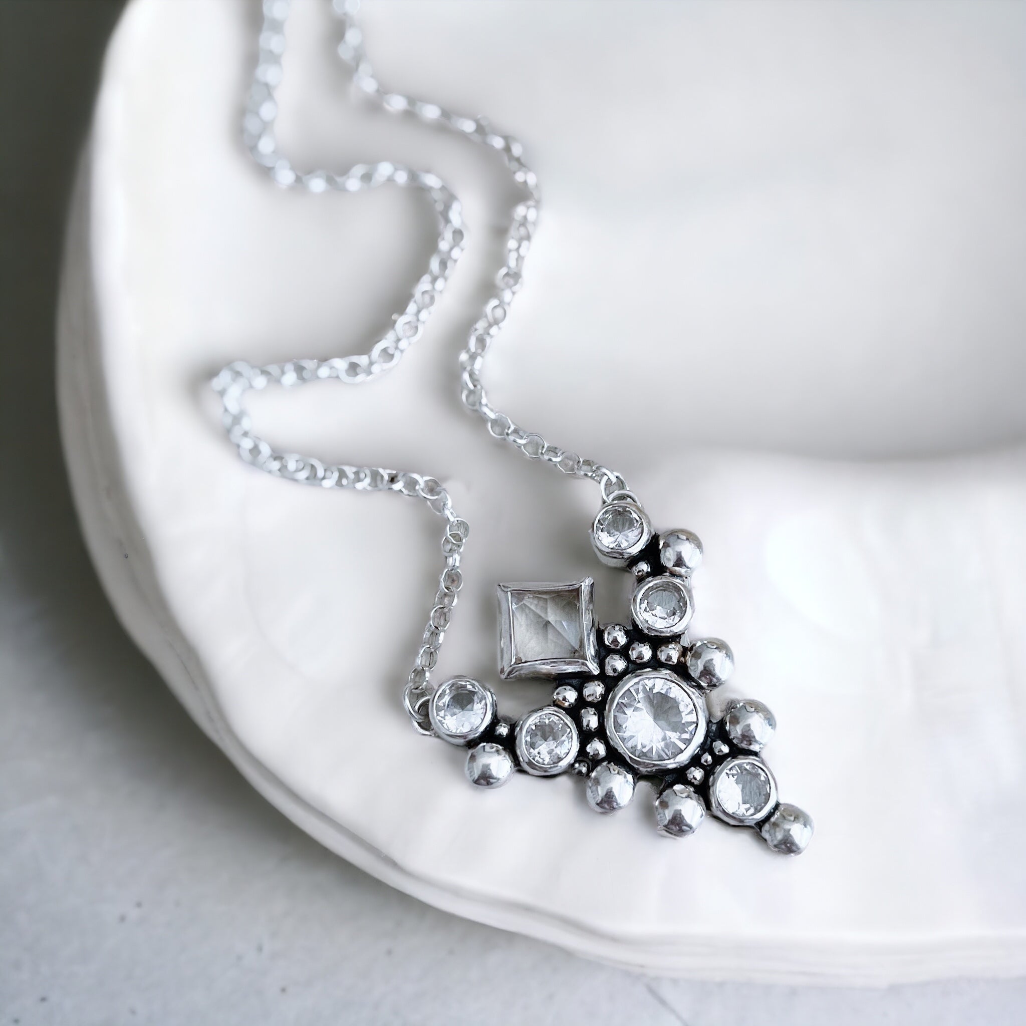 Collar Reina Victoria White - PREVENTA