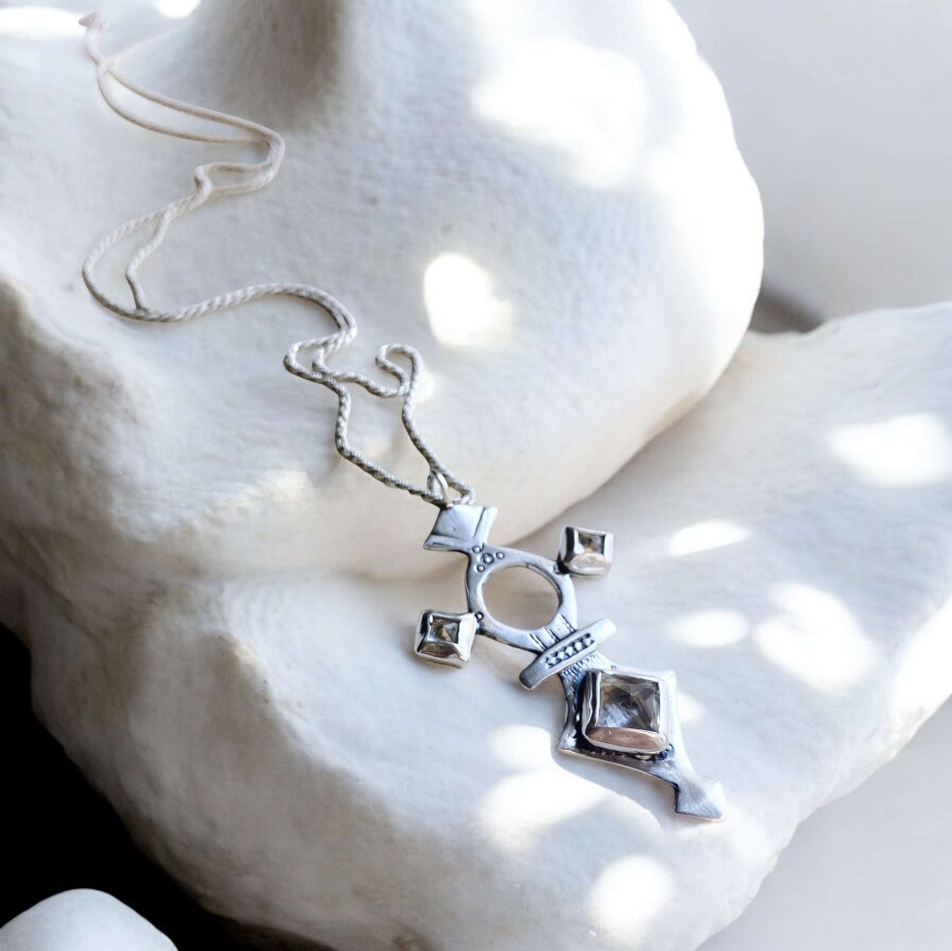 Colgante cruz Tuareg - Topacios Blancos