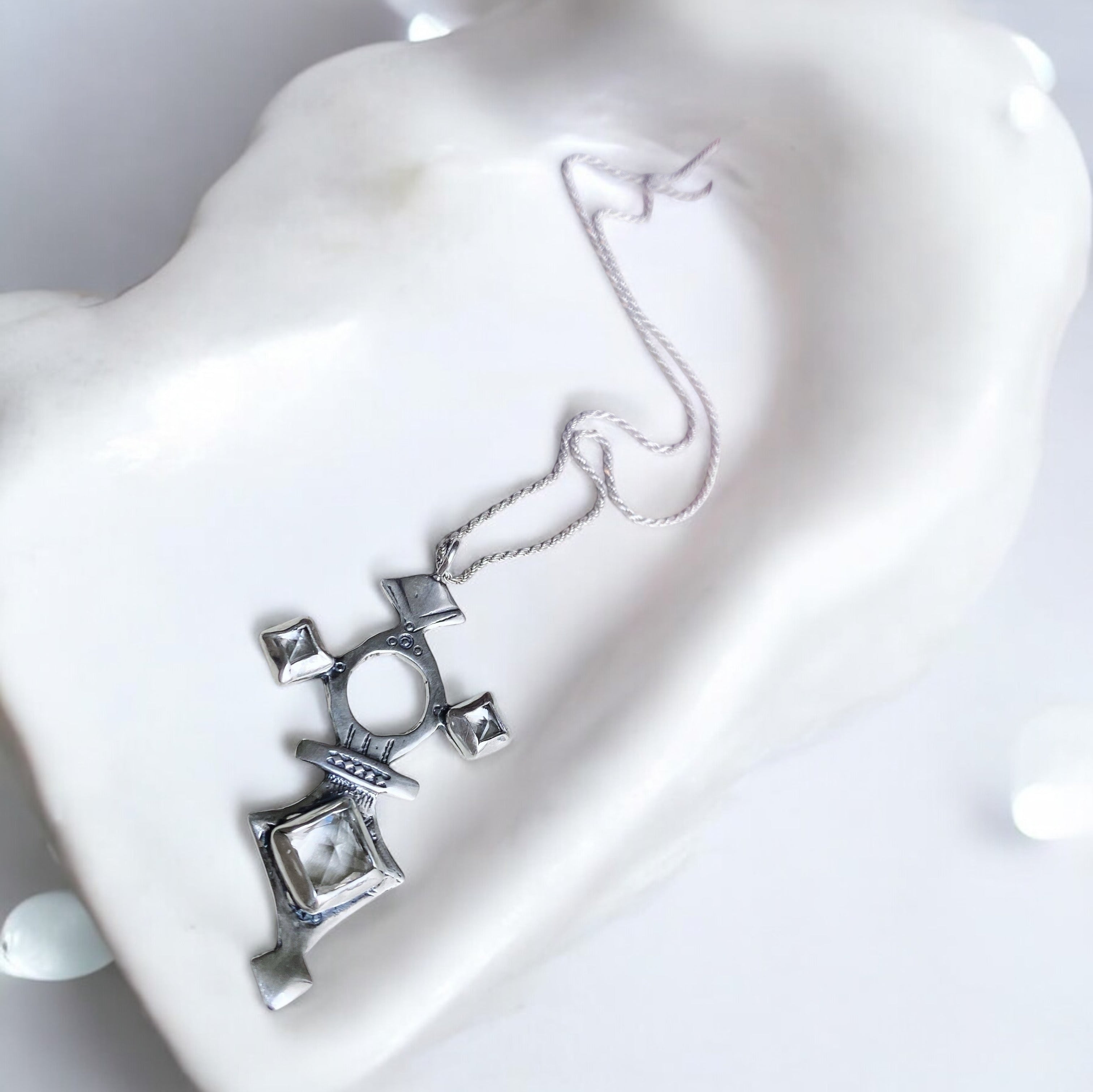 Colgante cruz Tuareg - Topacios Blancos