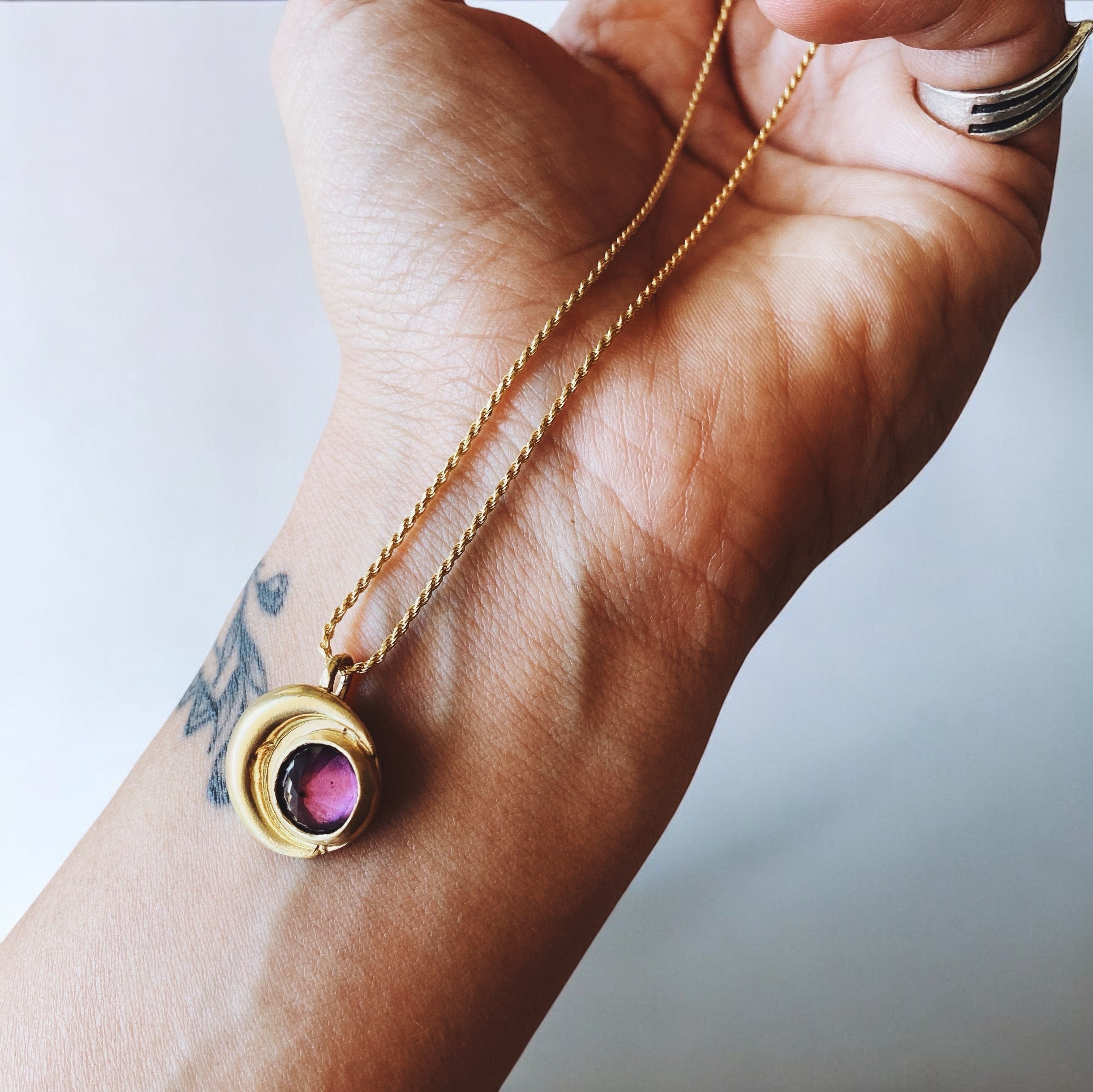 Collar Medalla Eclipse Gold Amatista