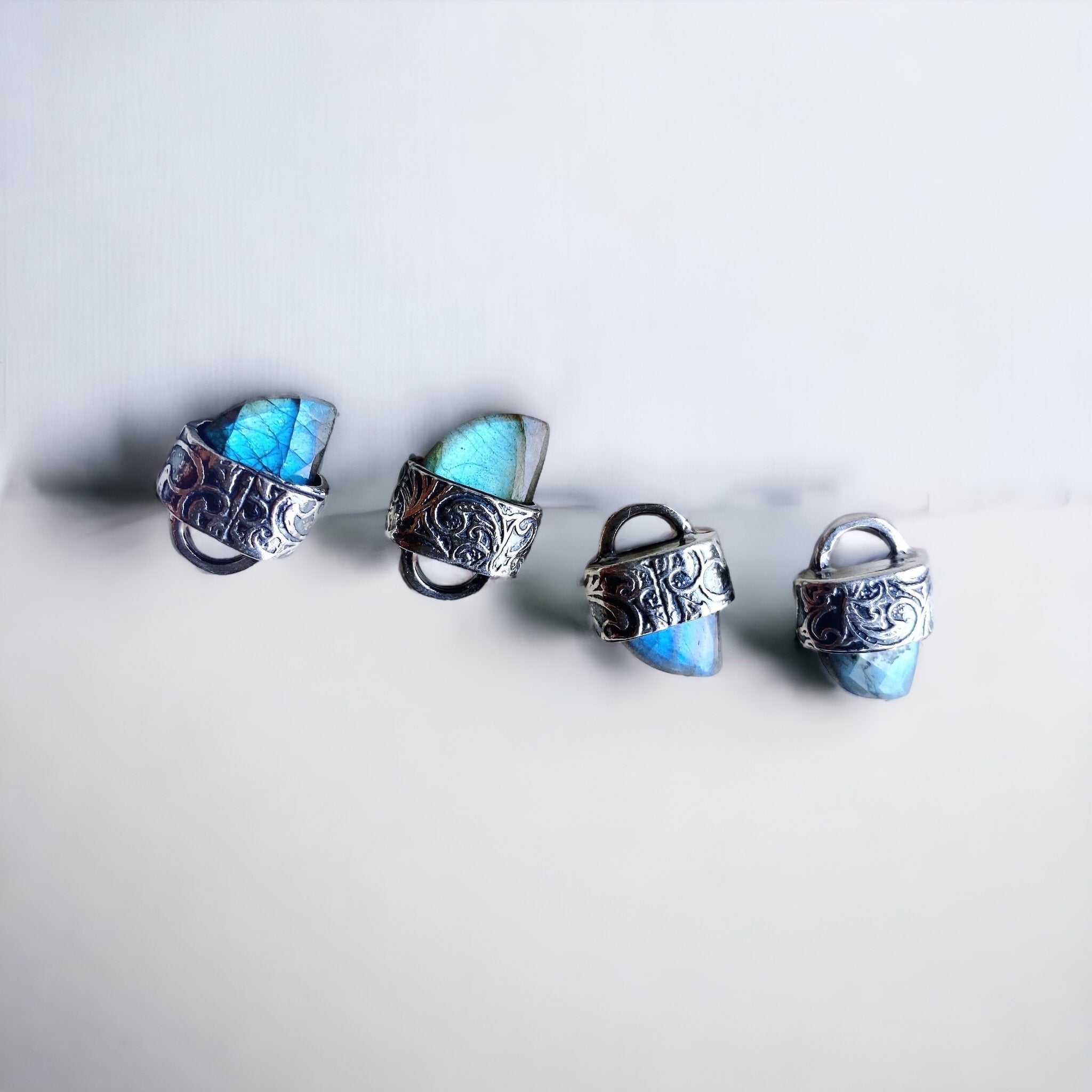 Colgante Mini Cuerno Flamenco - Varias Piedras