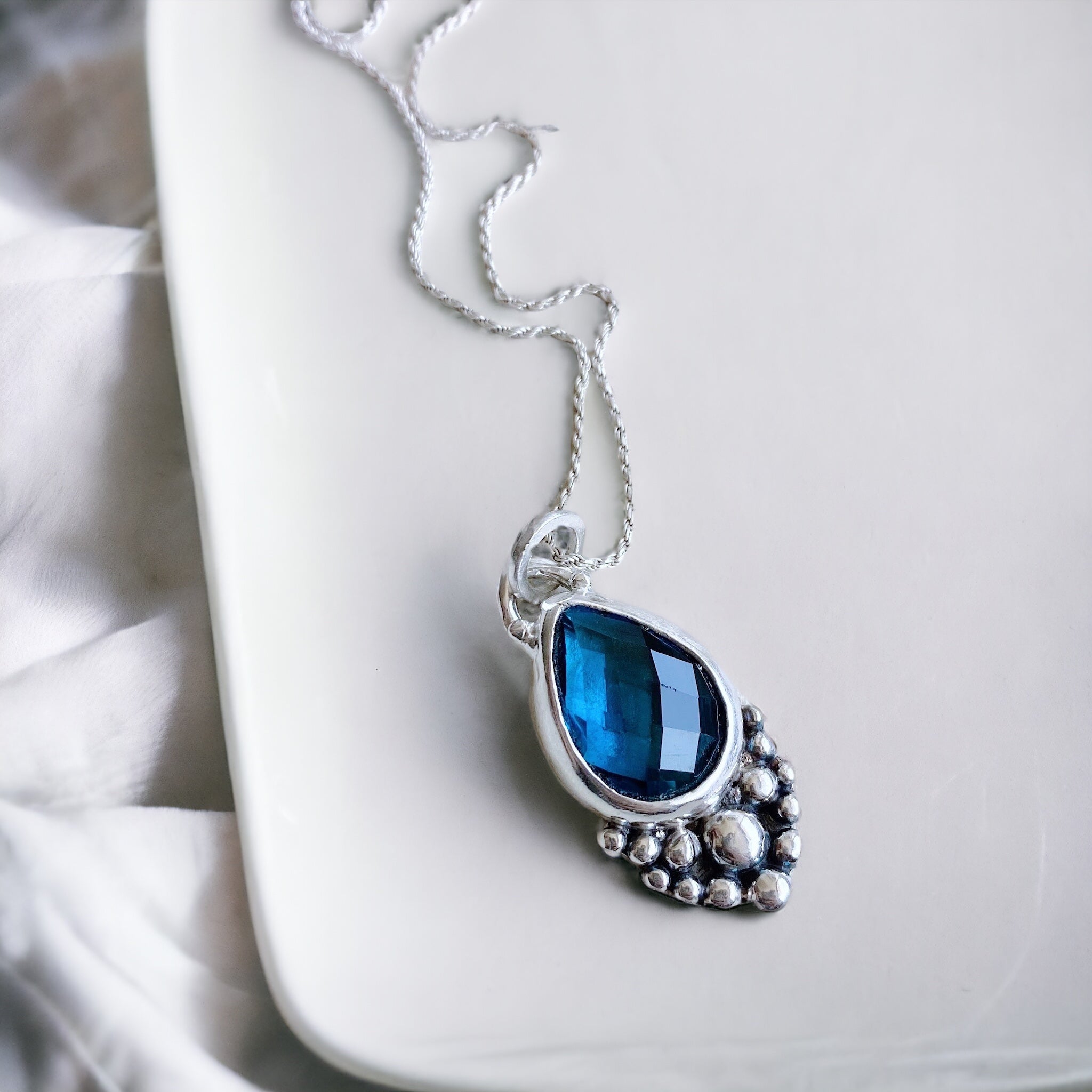 Colgante Mini Gota Empelotada Corte Briolette - Varias Piedras