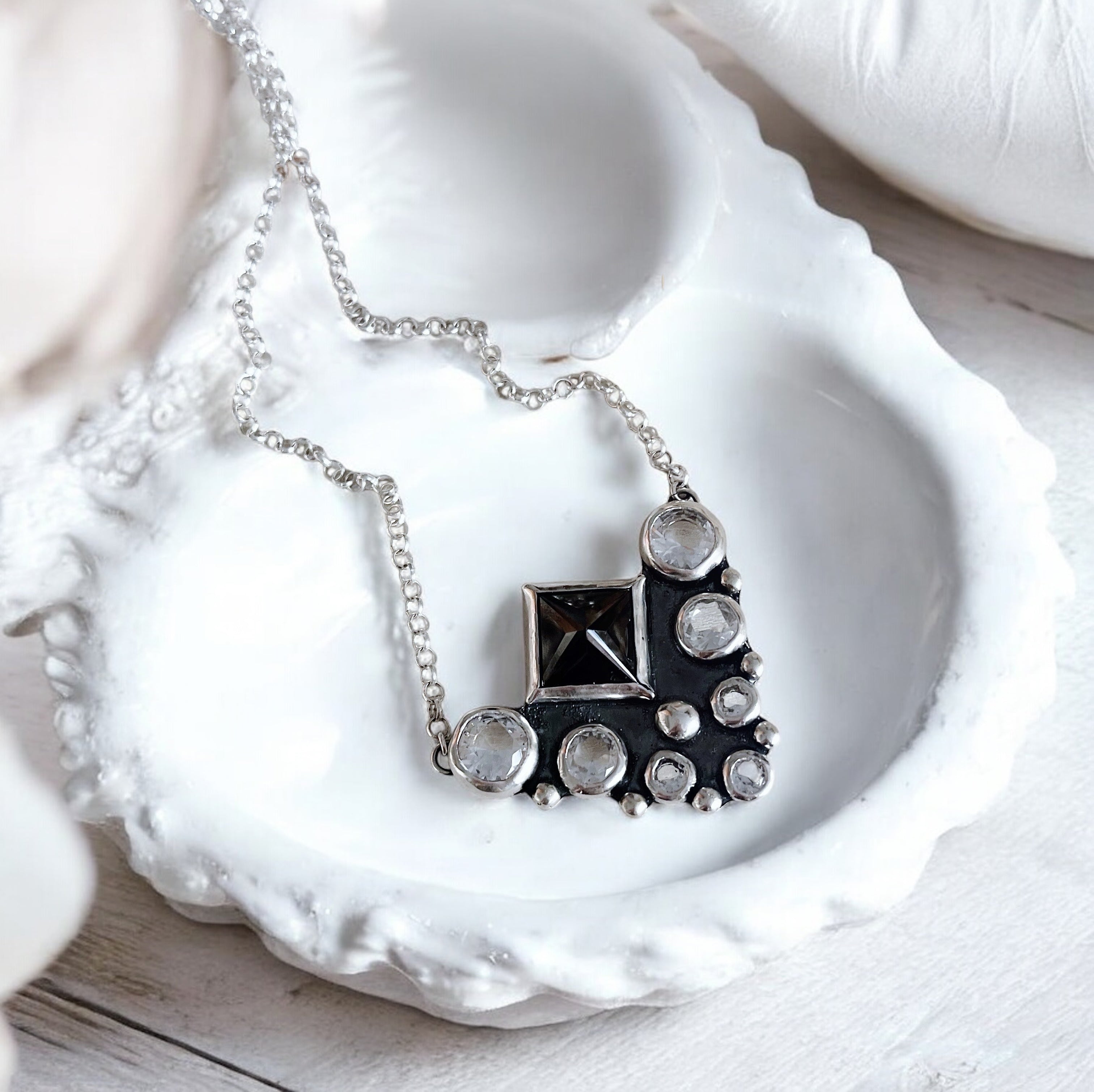 Collar Reina Madre - B&W